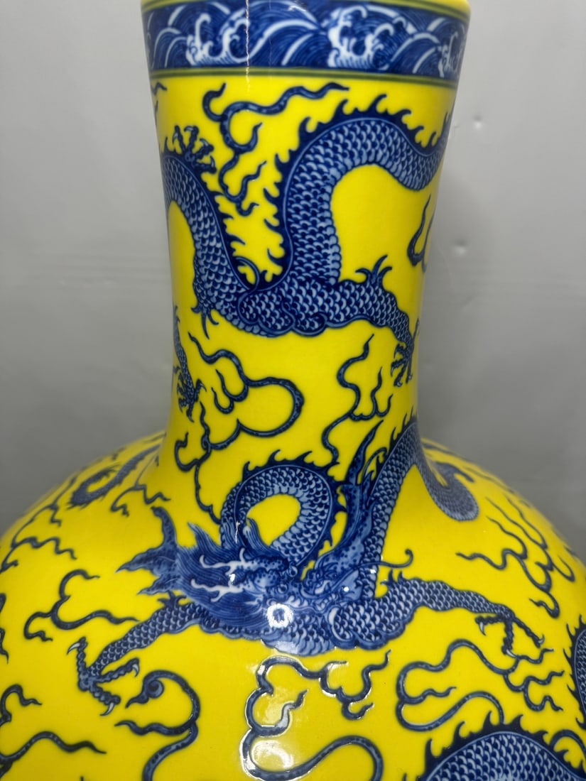 An Exquisite Blue and White Dragon Pattern Seawater Pattern Vase - 4