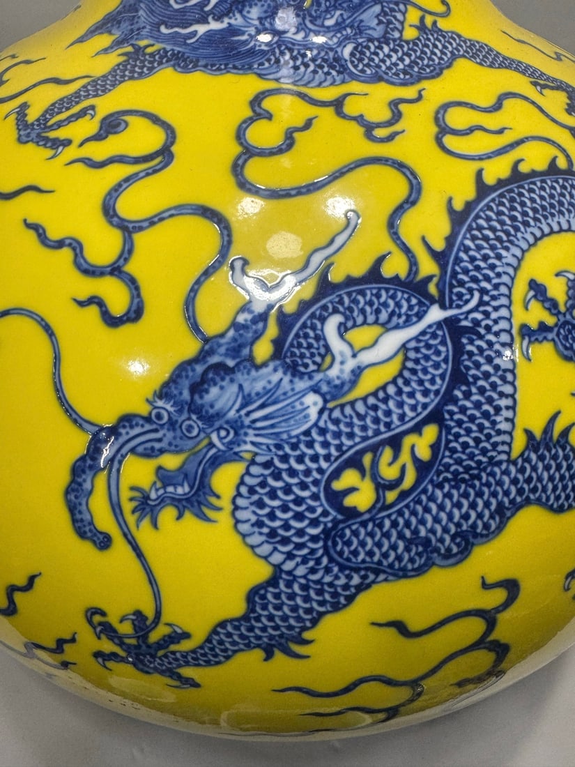 An Exquisite Blue and White Dragon Pattern Seawater Pattern Vase - 5