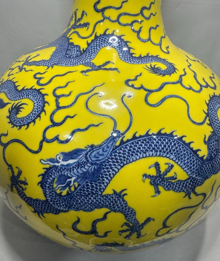 An Exquisite Blue and White Dragon Pattern Seawater Pattern Vase - 7