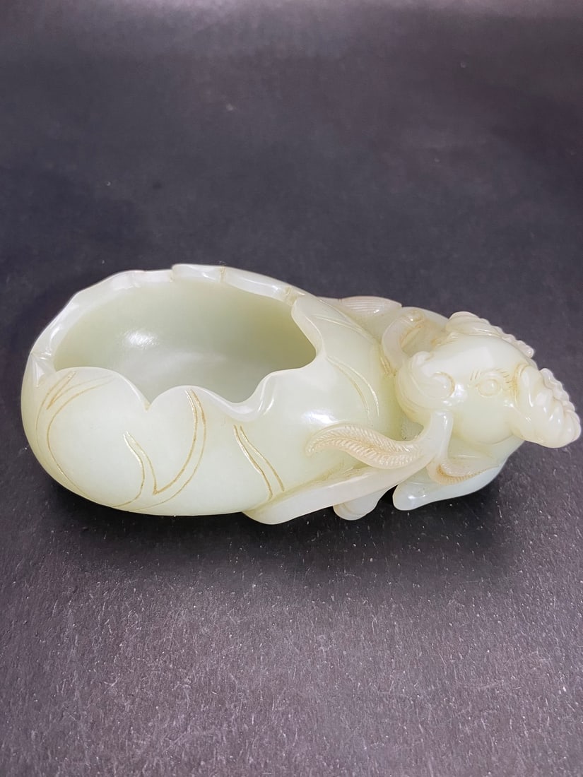 An Exquisite White Jade Buffalo Pattern Brush Washer: An Exquisite White Jade Buffalo Pattern Brush Washer Qing Dynasty, China Size:11.1cmx5.8cmx4.27cm Weight:267g (The Dimensions Of All Batches Are Manually Measured.If You Need More Detailed