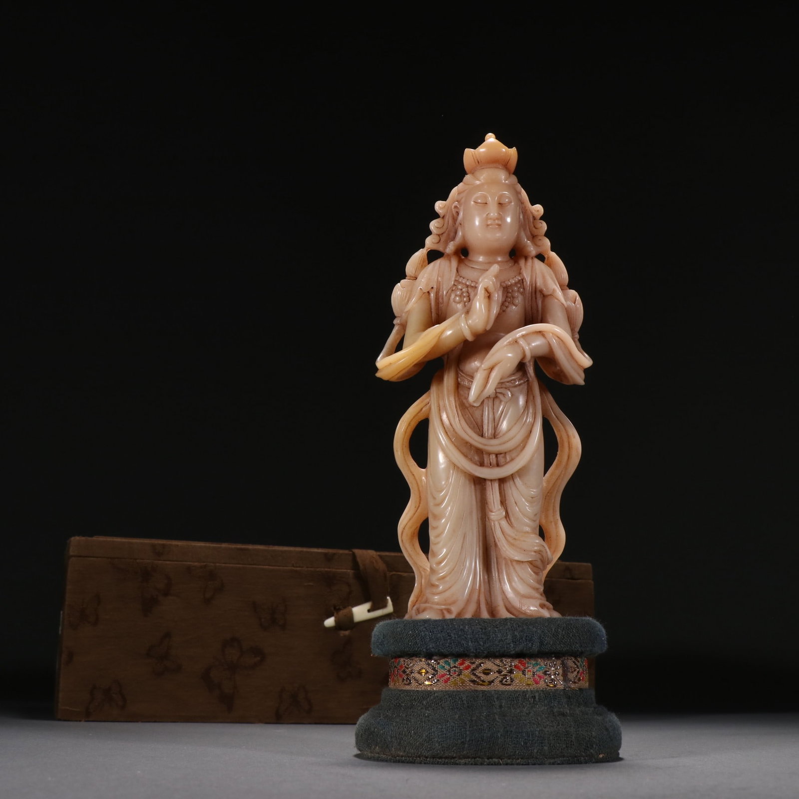An Exquisite Shoushan Stone Statue of Avalokitesvara Ornament: An Exquisite Shoushan Stone Statue of Avalokitesvara Ornament Qing Dynasty, China Size:16.5cmx7cm Weight:302g (The Dimensions Of All Batches Are Manually Measured.If You Need More Detailed