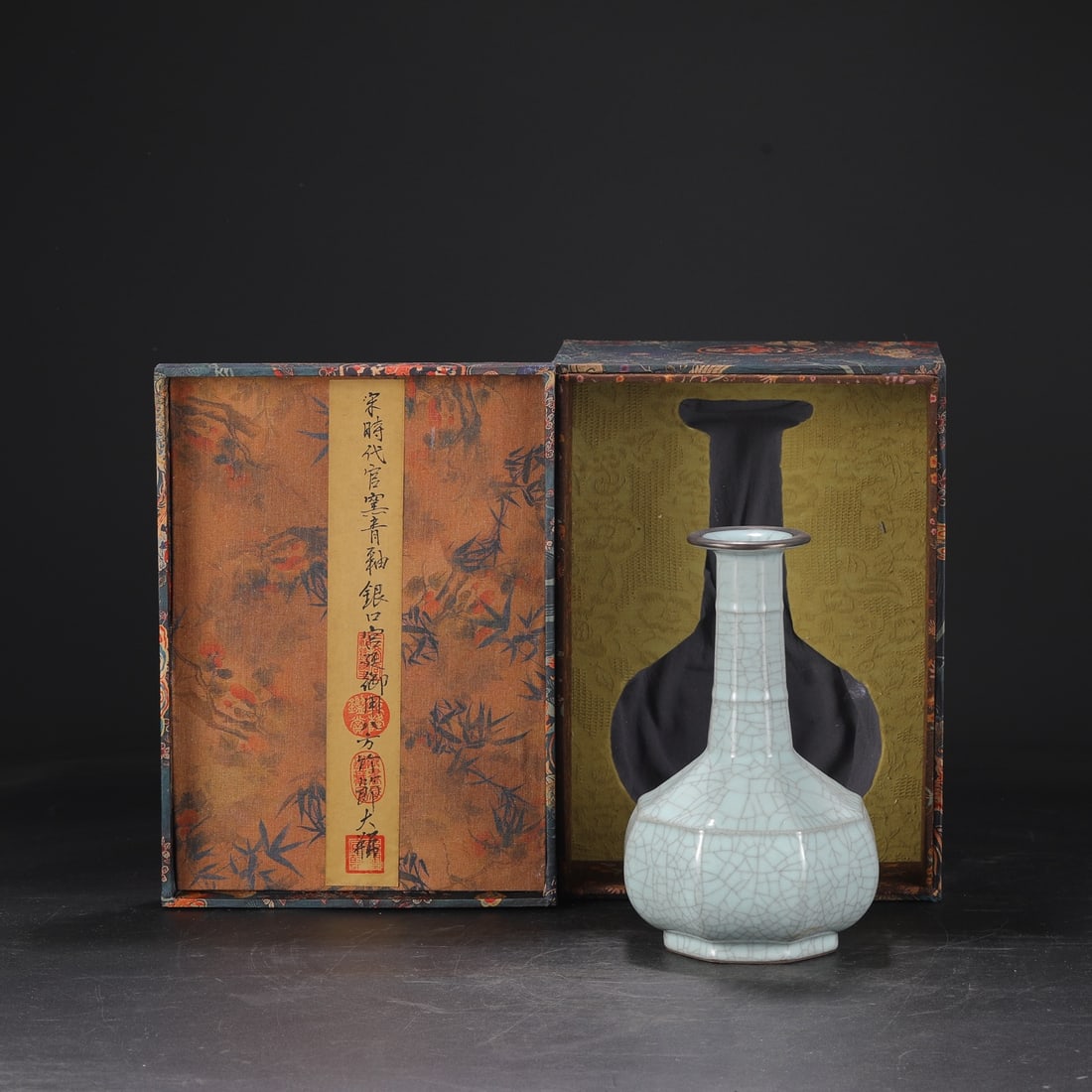 An Exquisite Guan yao Celadon Glazed Vase: An Exquisite Guan yao Celadon Glazed Vase Song Dynasty, China Size:25cmx14cm (The Dimensions Of All Batches Are Manually Measured.If You Need More Detailed Information, Please Contact Our Customer