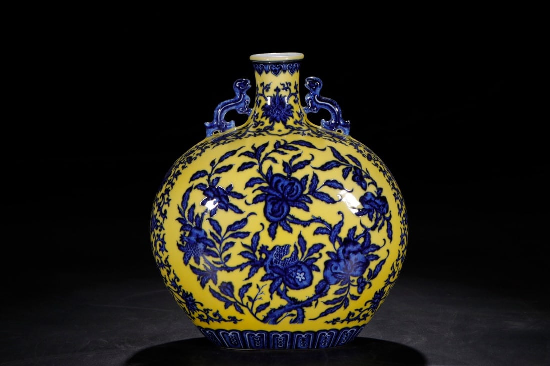 An Exquisite Blue and White Lotus Pattern Flower and Fruit Pattern Double-Ears Vase: An Exquisite Blue and White Lotus Pattern Flower and Fruit Pattern Double-Ears Vase Qing Dynasty, China Qianlong Six-character Mark Size:29.3cmx14.5cm (The Dimensions Of All Batches Are Manually Measu