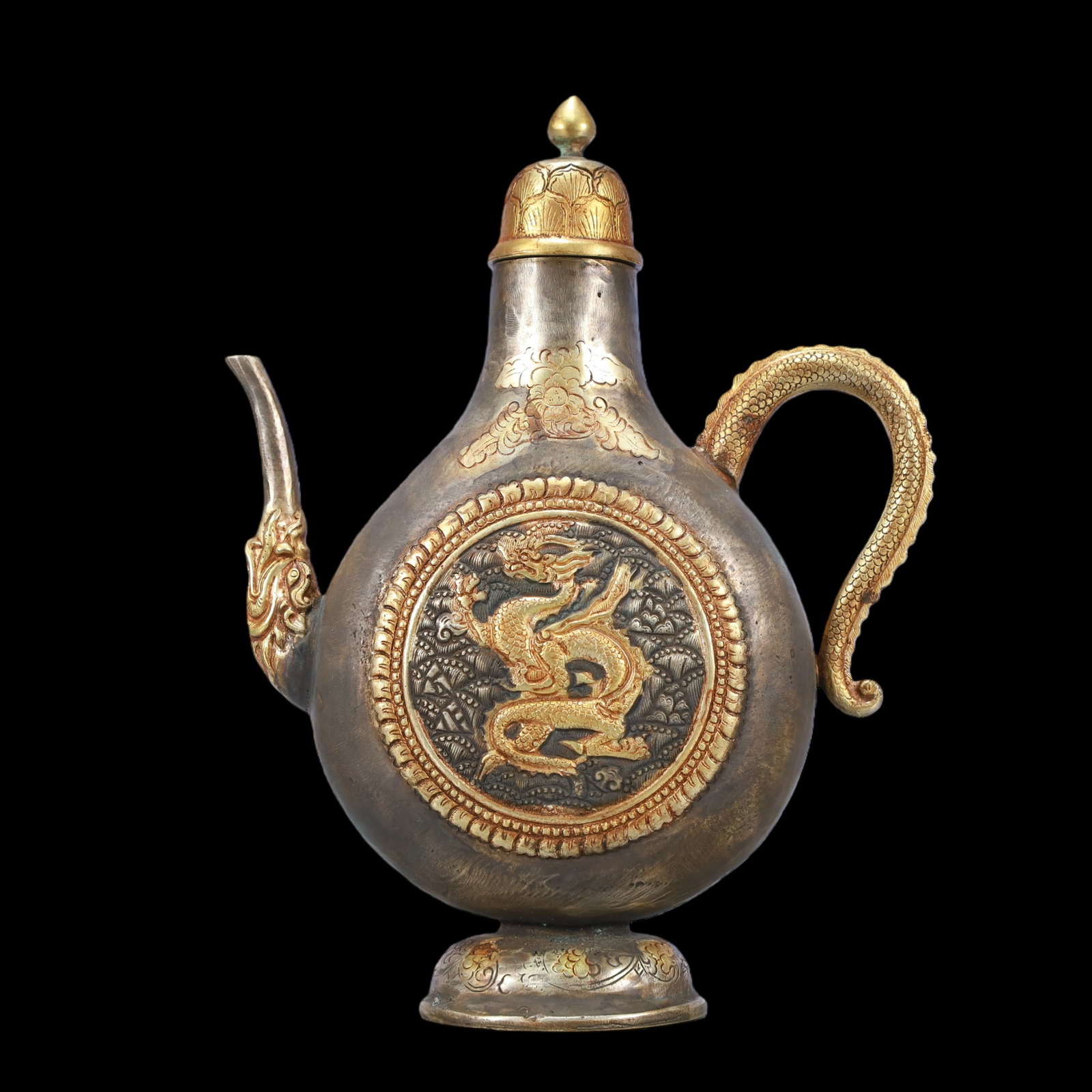 A Exquisite Gilt Silver Dragon Pattern Ewer: A Exquisite Gilt Silver Dragon Pattern Ewer Tang Dynasty, China Zhenguan Four-character Mark Size:16cmx6cmx21cm Weight:650g (The Dimensions Of All Batches Are Manually Measured.If You Need More
