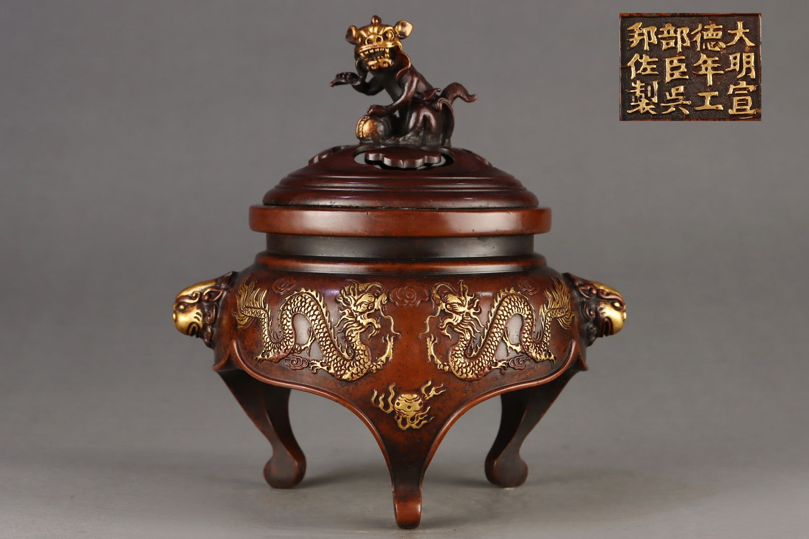 An Exquisite Gilt Bronze Dragon Pattern Double-Ears and Tripod Censer: An Exquisite Gilt Bronze Dragon Pattern Double-Ears and Tripod Censer Ming Dynasty, China Size:20cmx16cm Weight:3200g (The Dimensions Of All Batches Are Manually Measured.If You Need More Detailed