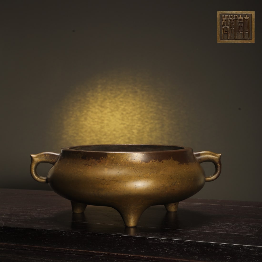 An Exquisite Bronze Double-Ears and Tripod Censer: An Exquisite Bronze Double-Ears and Tripod Censer Ming Dynasty, China Xuande Four-character Mark Size:9.3cmx21cm Weight:2900g (The Dimensions Of All Batches Are Manually Measured.If You Need More