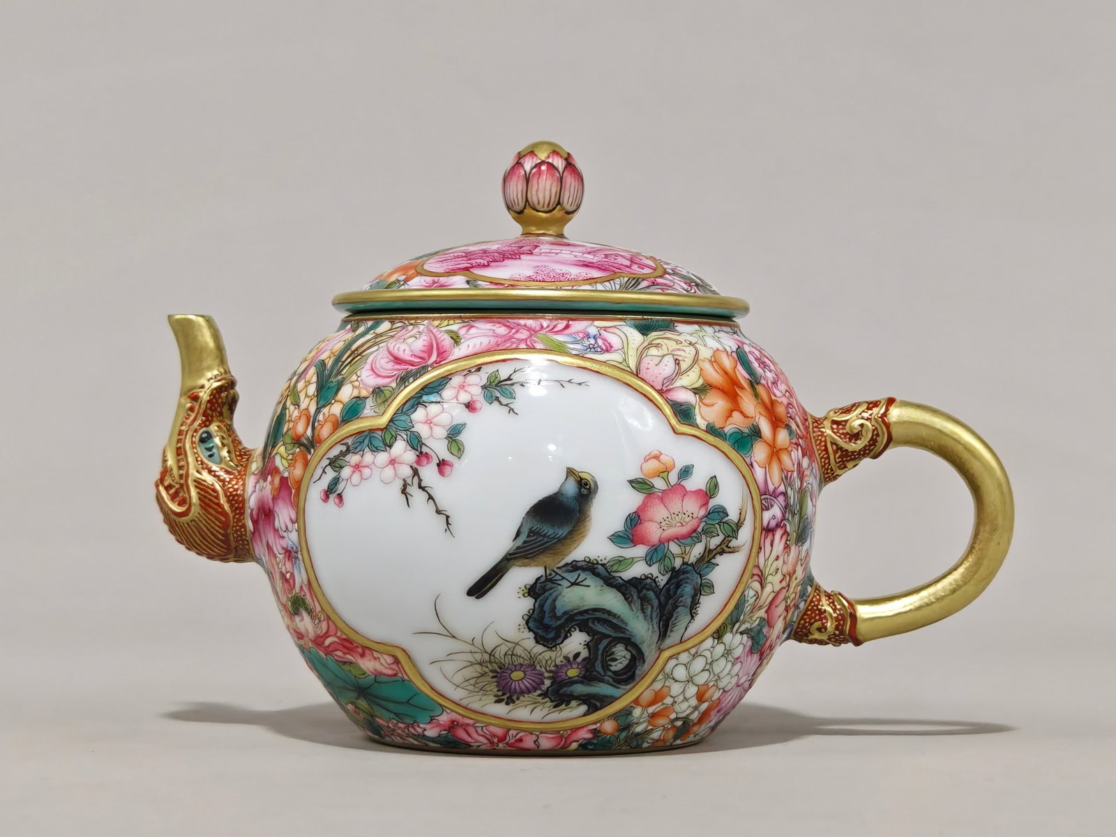 An Exquisite Enamel Flower and Bird Pattern Landscape Pattern Teapot: An Exquisite Enamel Flower and Bird Pattern Landscape Pattern Teapot Qing Dynasty, China Yongzheng Four-character Mark Size:11cmx16cm (The Dimensions Of All Batches Are Manually Measured.If You Need