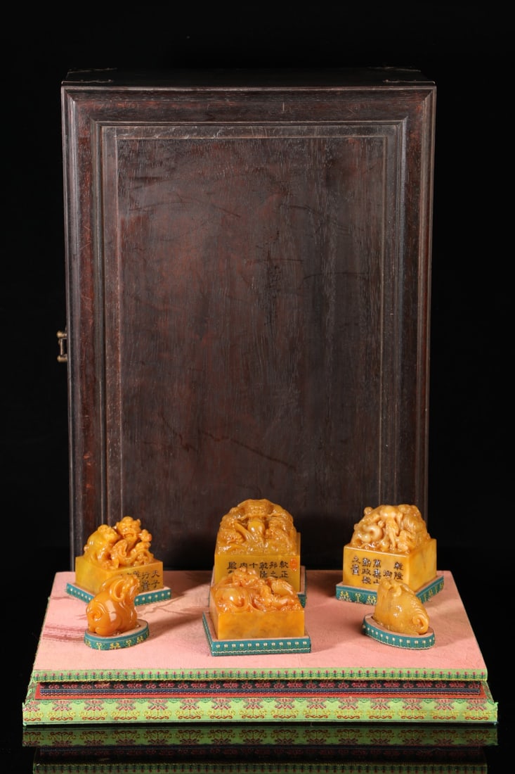 A Set of Fine Shoushan Stone Auspicious Beast Seal: A Set of Fine Shoushan Stone Auspicious Beast Seal Qing Dynasty, China Size:7cmx7.5cmWeight:2350g (The Dimensions Of All Batches Are Manually Measured.If You Need More Detailed Information, Please