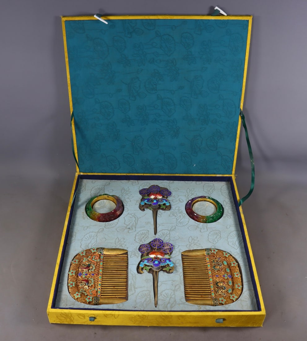 A Set of Fine Gilt Bronze Inlaid Gems Comb Hairpin Bracelets: A Set of Fine Gilt Bronze Inlaid Gems Comb Hairpin Bracelets Qing Dynasty, China Qianlong Four-character Mark Size:1cmx14.5cmx12cm Size:1.5cmx16.5cmx8cm Size:2.5cmx8.5cm Size:(inside diameter)59cm Wei