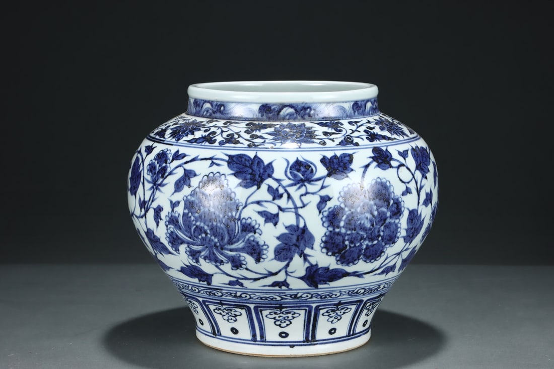 An Exquisite Blue and White Lotus Pattern Jar - 2