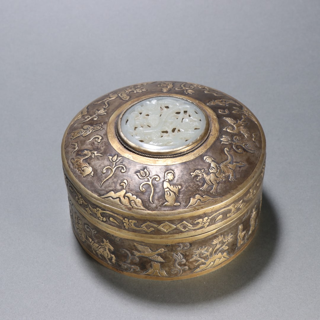 An Exquisite Gilt Bronze Inlaid White Jade Character and Story Pattern Jar: An Exquisite Gilt Bronze Inlaid White Jade Character and Story Pattern Jar Qing Dynasty, China Size:6.8cmx12.6cm Weight:657.1g (The Dimensions Of All Batches Are Manually Measured.If You Need More