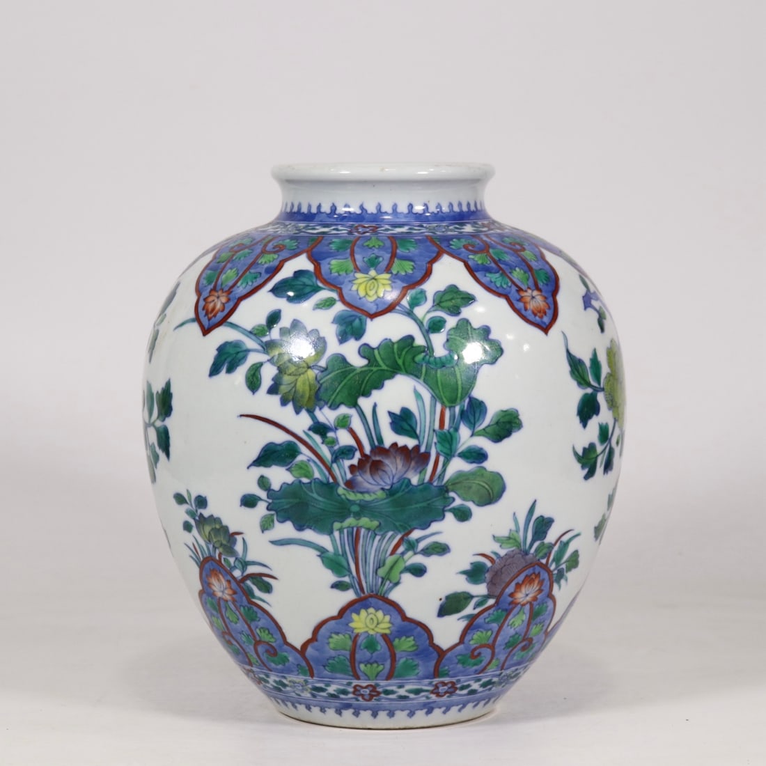 An Exquisite Doucai Flower Pattern Jar: An Exquisite Doucai Flower Pattern Jar Qing Dynasty, China Kangxi Six-character Mark Size:24.5cmx20cm (The Dimensions Of All Batches Are Manually Measured.If You Need More Detailed Information,