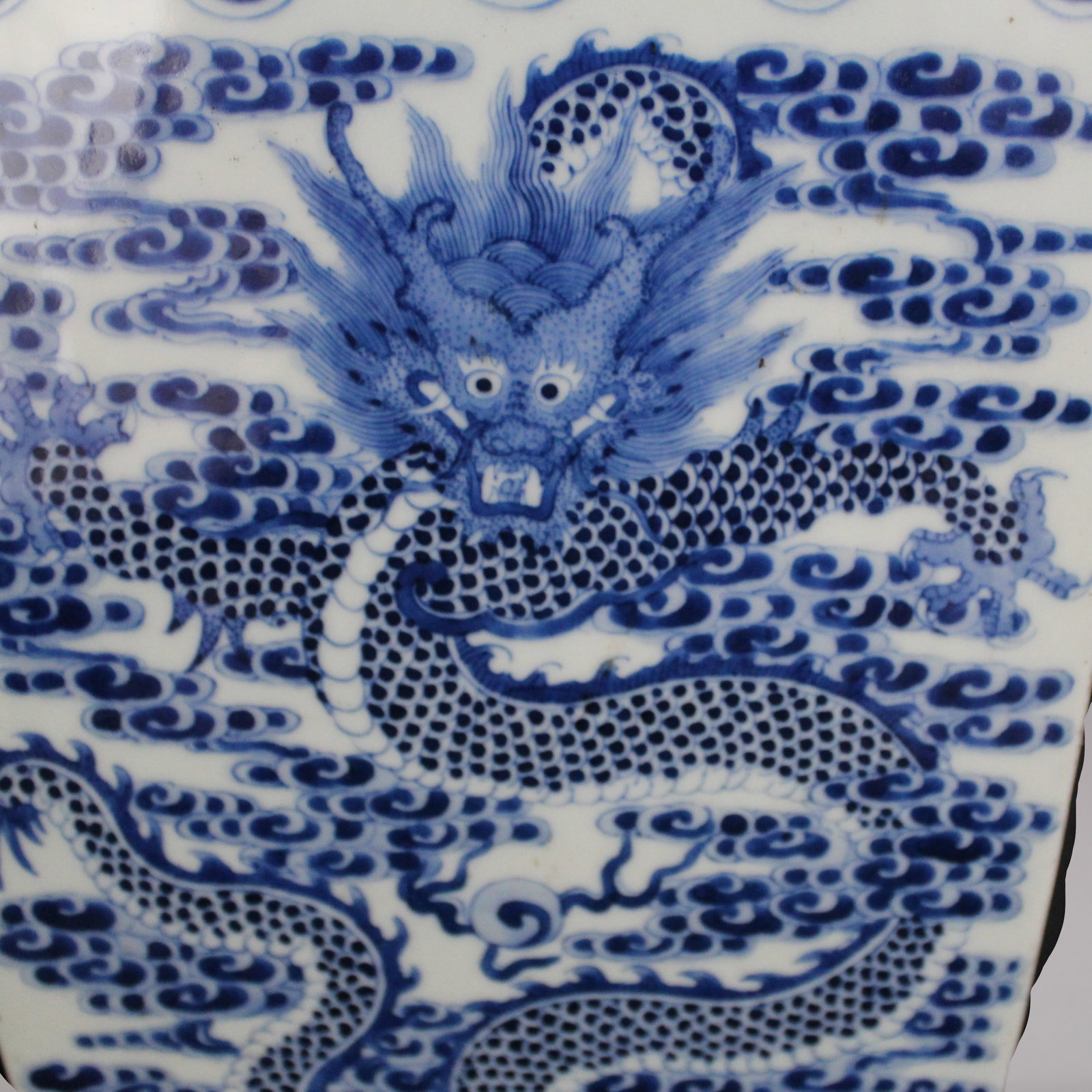 An Exquisite Blue and White Dragon Pattern Seawater Pattern Vase - 5