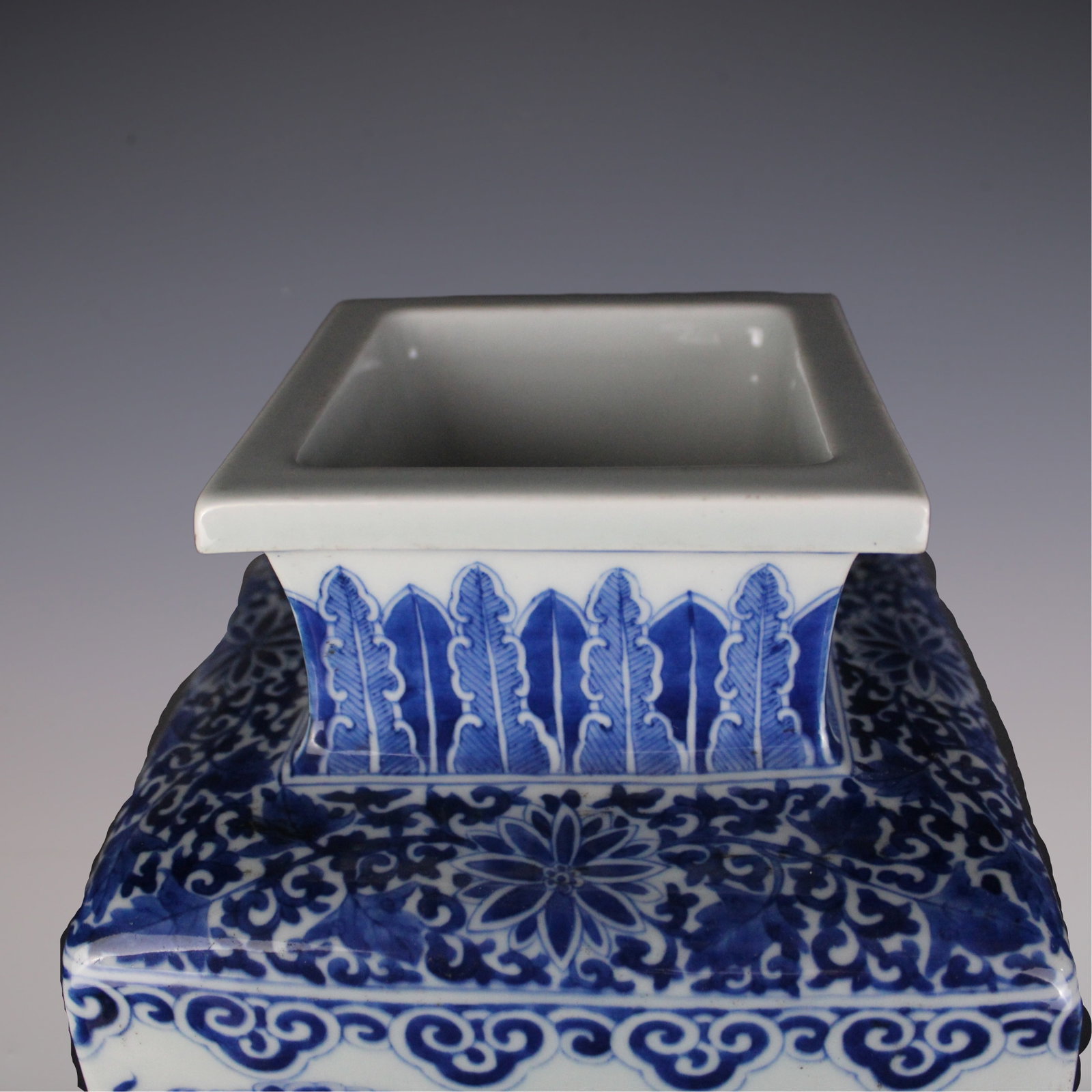 An Exquisite Blue and White Dragon Pattern Seawater Pattern Vase - 7
