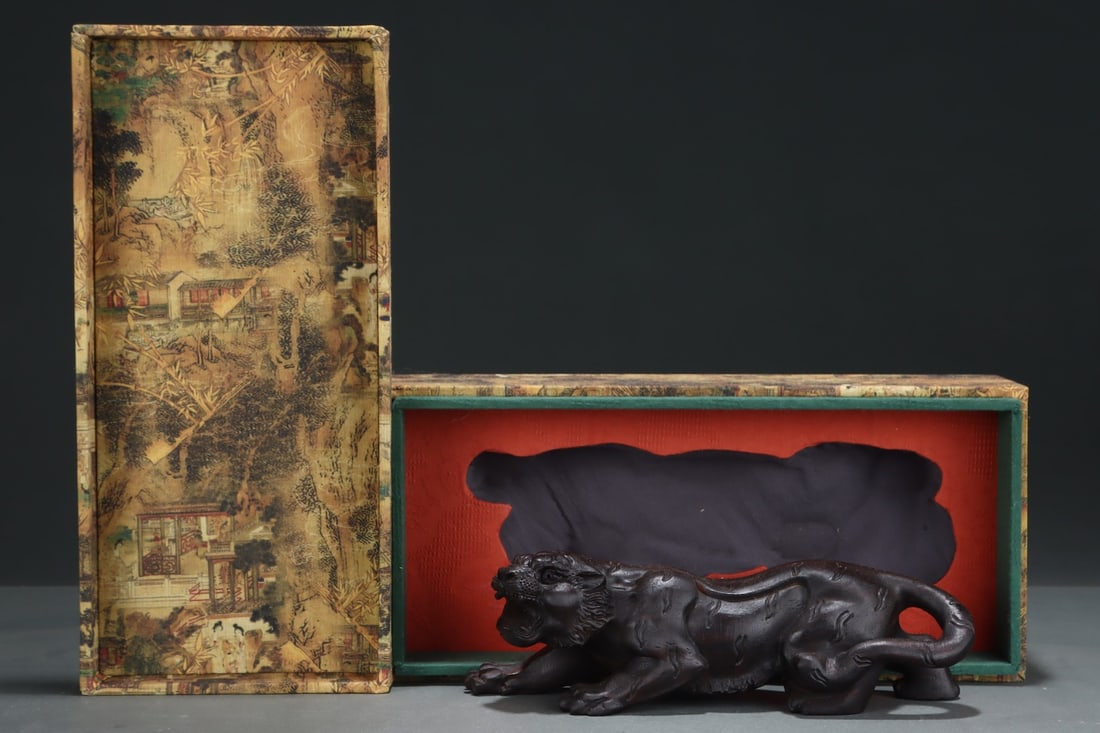 An Exquisite Eaglewood Tiger Ornament: An Exquisite Eaglewood Tiger Ornament Qing Dynasty, China Qianlong Six-character Mark Size:26cmx8.5cmx8cm (The Dimensions Of All Batches Are Manually Measured.If You Need More Detailed Information,