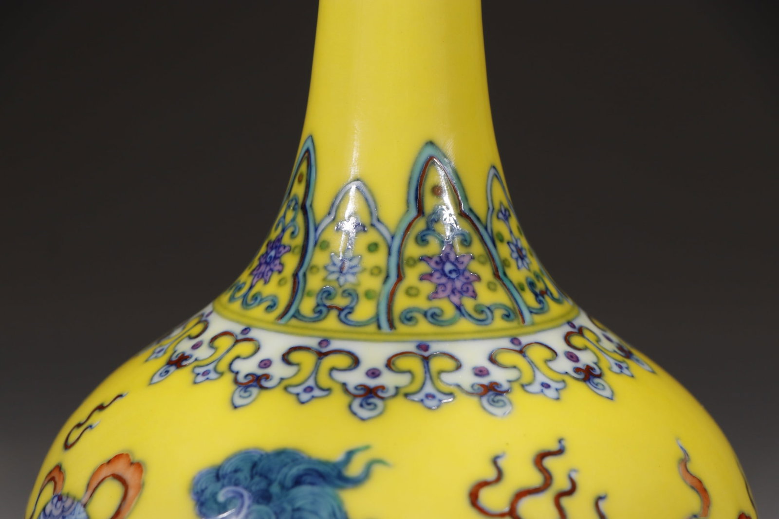 An Exquisite Doucai Lion Pattern Vase - 3
