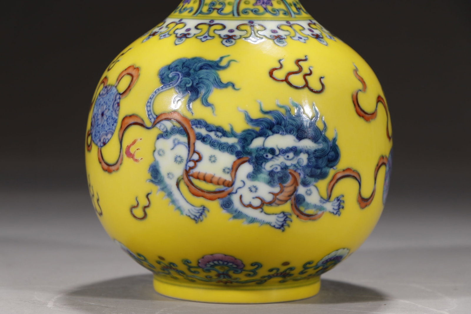 An Exquisite Doucai Lion Pattern Vase - 4