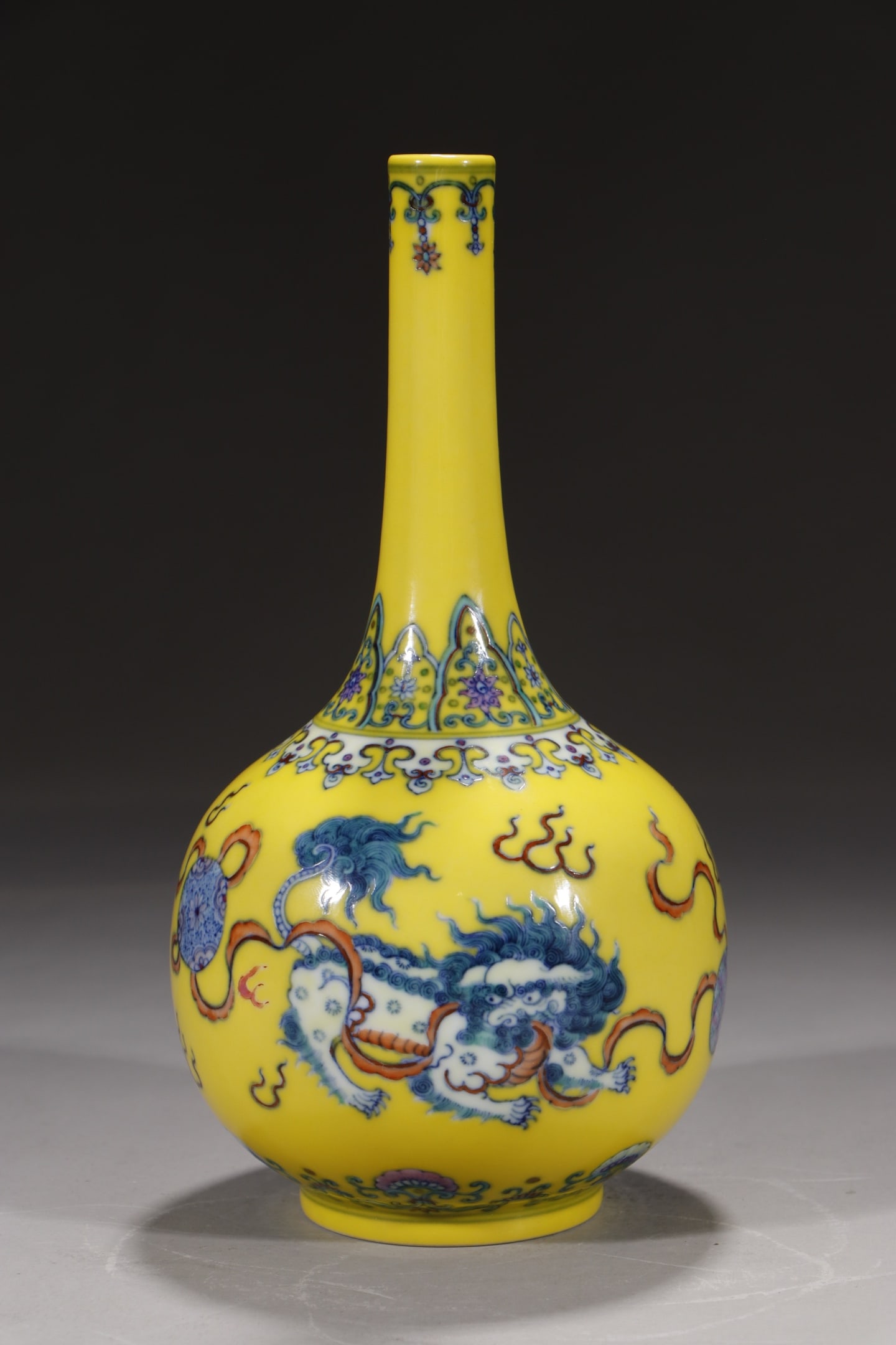 An Exquisite Doucai Lion Pattern Vase - 5