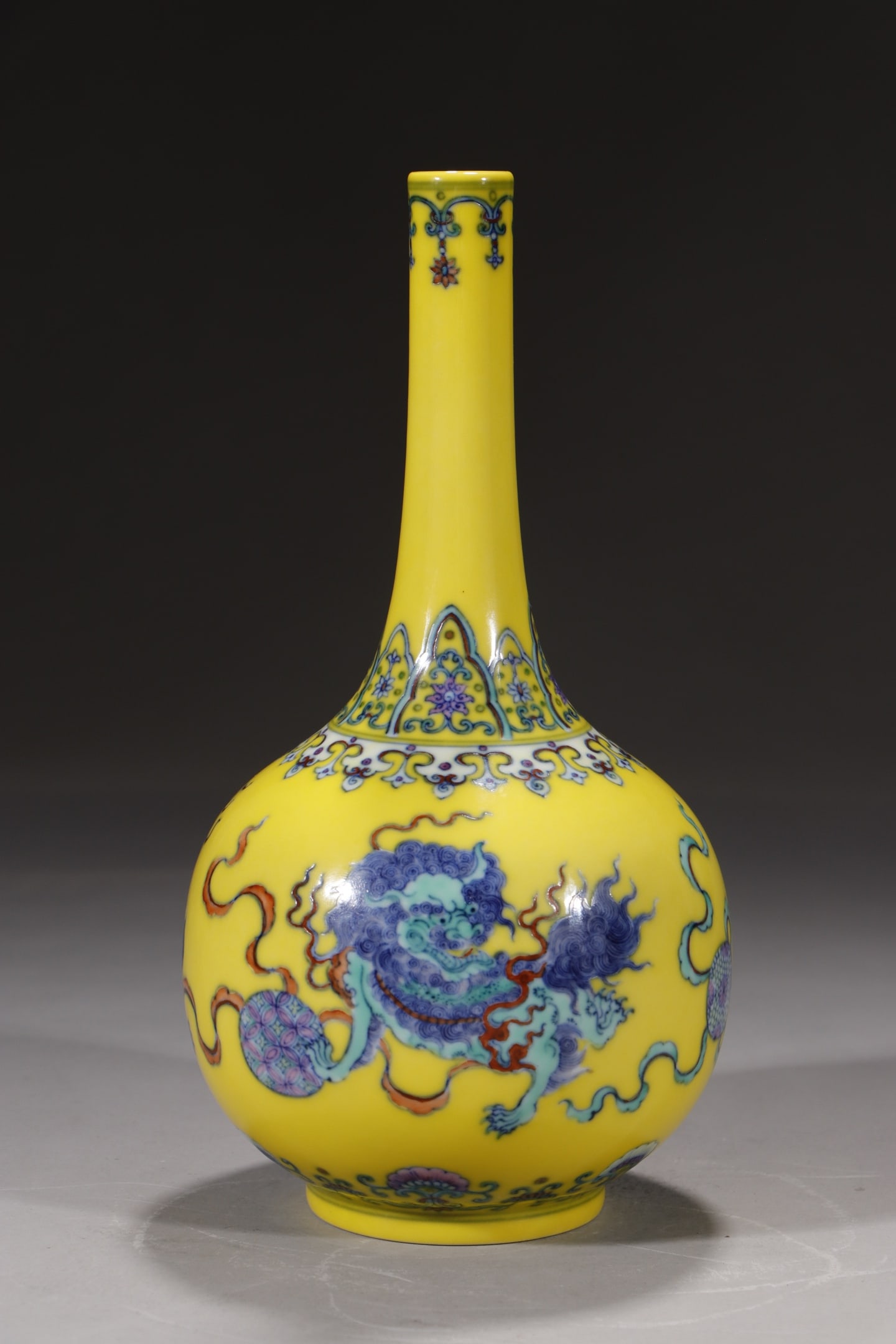 An Exquisite Doucai Lion Pattern Vase - 6