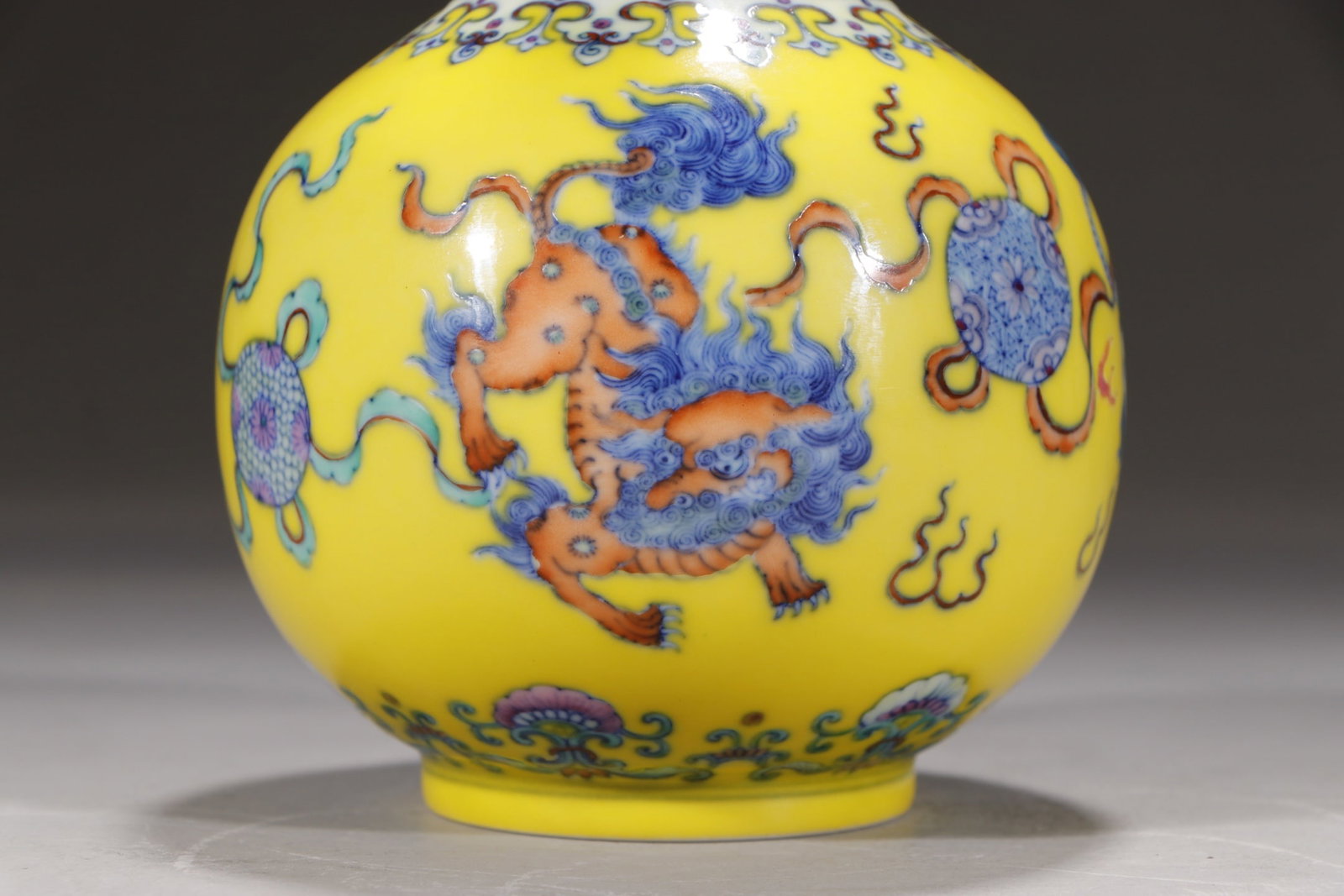An Exquisite Doucai Lion Pattern Vase - 7