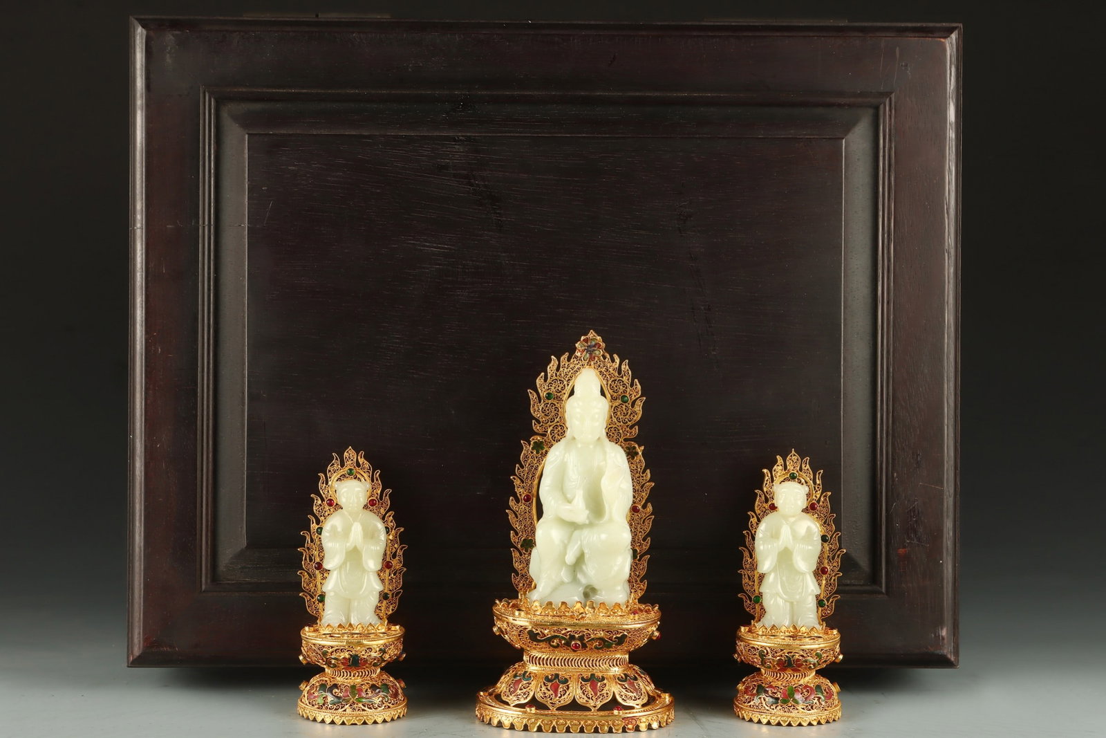 A Set of Fine Gilt Bronze Inlaid White Jade Buddha Statue Ornament: A Set of Fine Gilt Bronze Inlaid White Jade Buddha Statue Ornament Qing Dynasty, China Qianlong Four-character Mark Size:21cmx10.5cm Size:14.5cmx6cm Weight:1045g (The Dimensions Of All Batches Are