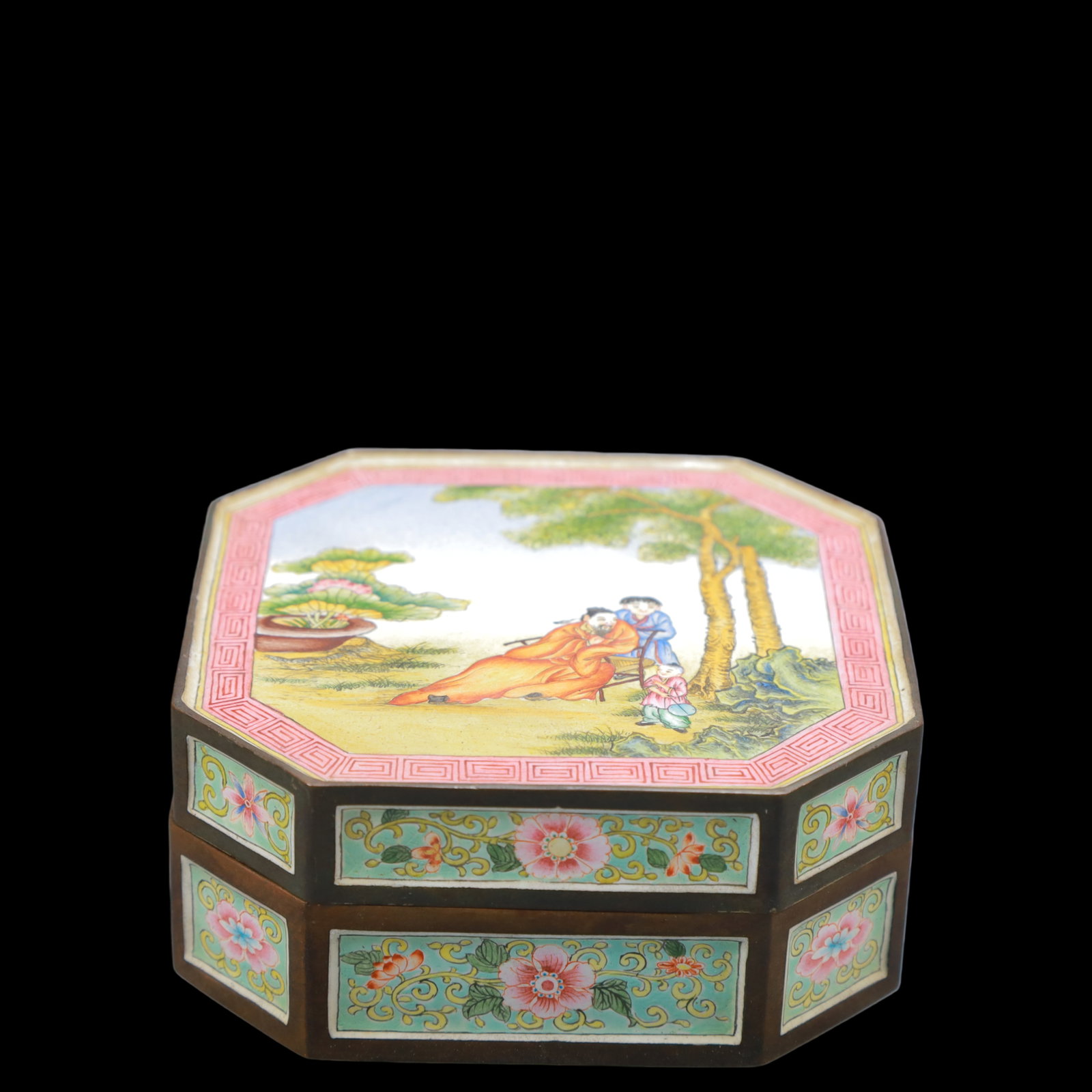 A Exquisite Coppery Enamel Flower and Butterfly Pattern Character and Story Pattern Box: A Exquisite Coppery Enamel Flower and Butterfly Pattern Character and Story Pattern Box Qing Dynasty, China Qianlong Four-character Mark Size:10cmx4.5cm Weight:600g (The Dimensions Of All Batches Are