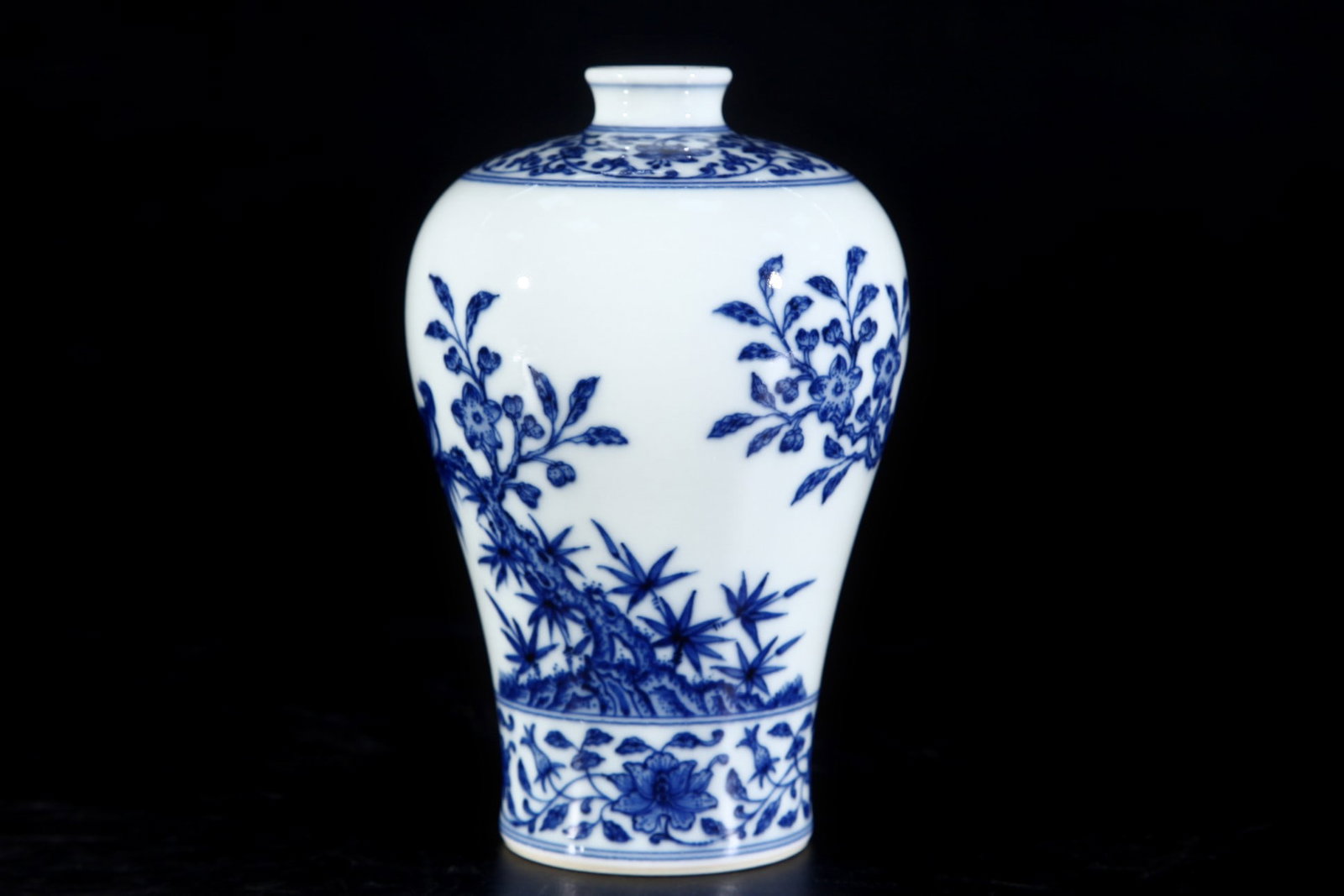 An Exquisite Blue and White Flower and Bird Pattern Lotus Pattern Vase: An Exquisite Blue and White Flower and Bird Pattern Lotus Pattern Vase Qing Dynasty, China Qianlong Six-character Mark Size:15.5cmx9.8cm (The Dimensions Of All Batches Are Manually Measured.If You