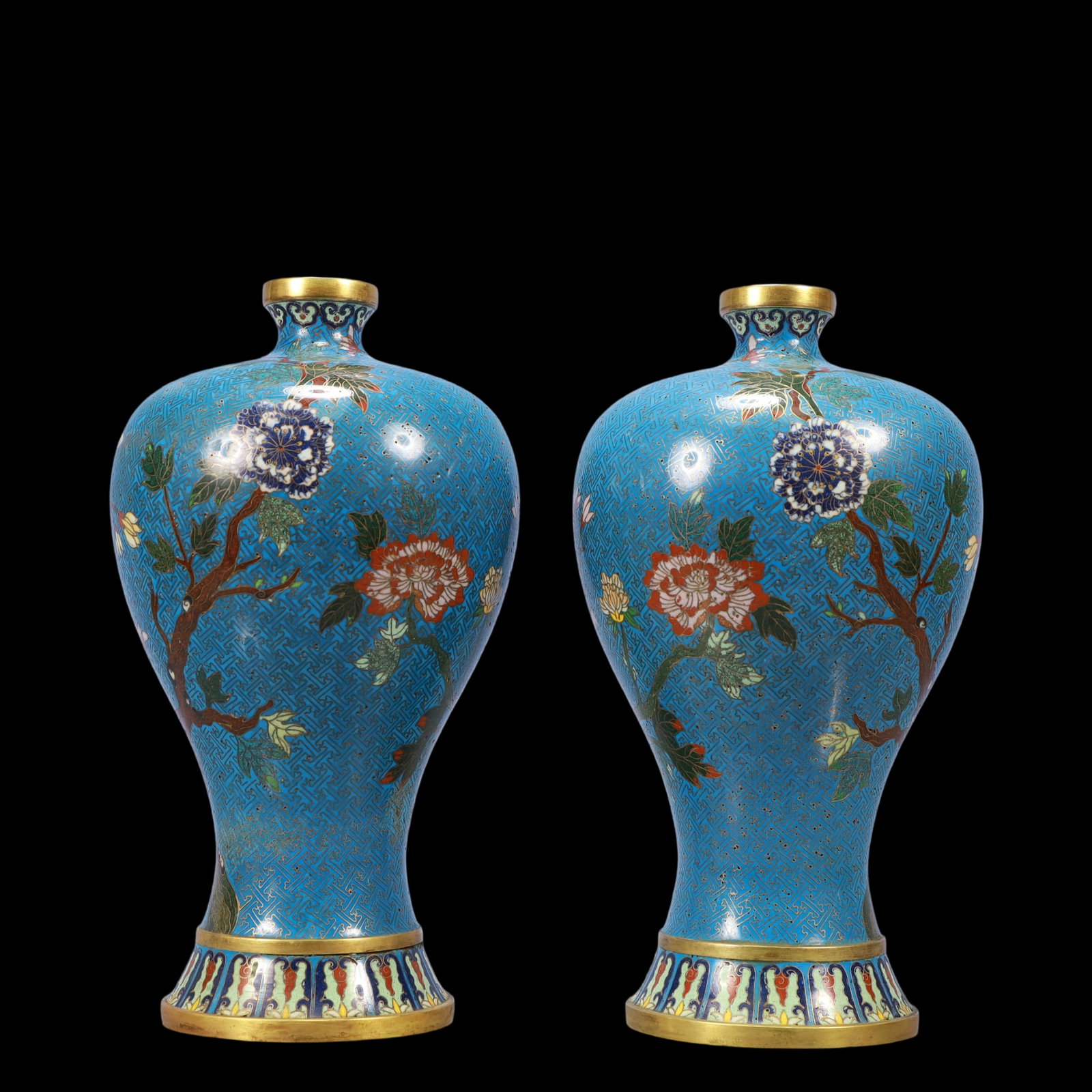 A Exquisite A pair of Cloisonne Flower Pattern Vase: A Exquisite A pair of Cloisonne Flower Pattern Vase Qing Dynasty, China Qianlong Four-character Mark Size:16cmx31cm Weight:3900g (The Dimensions Of All Batches Are Manually Measured.If You Need More D
