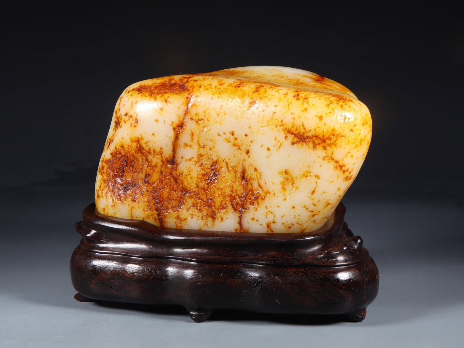 An Exquisite White Jade Ornament: An Exquisite White Jade Ornament Qing Dynasty, China Size:18cmx15cmx16.5cm Weight:7kg (The Dimensions Of All Batches Are Manually Measured.If You Need More Detailed Information, Please Contact Our
