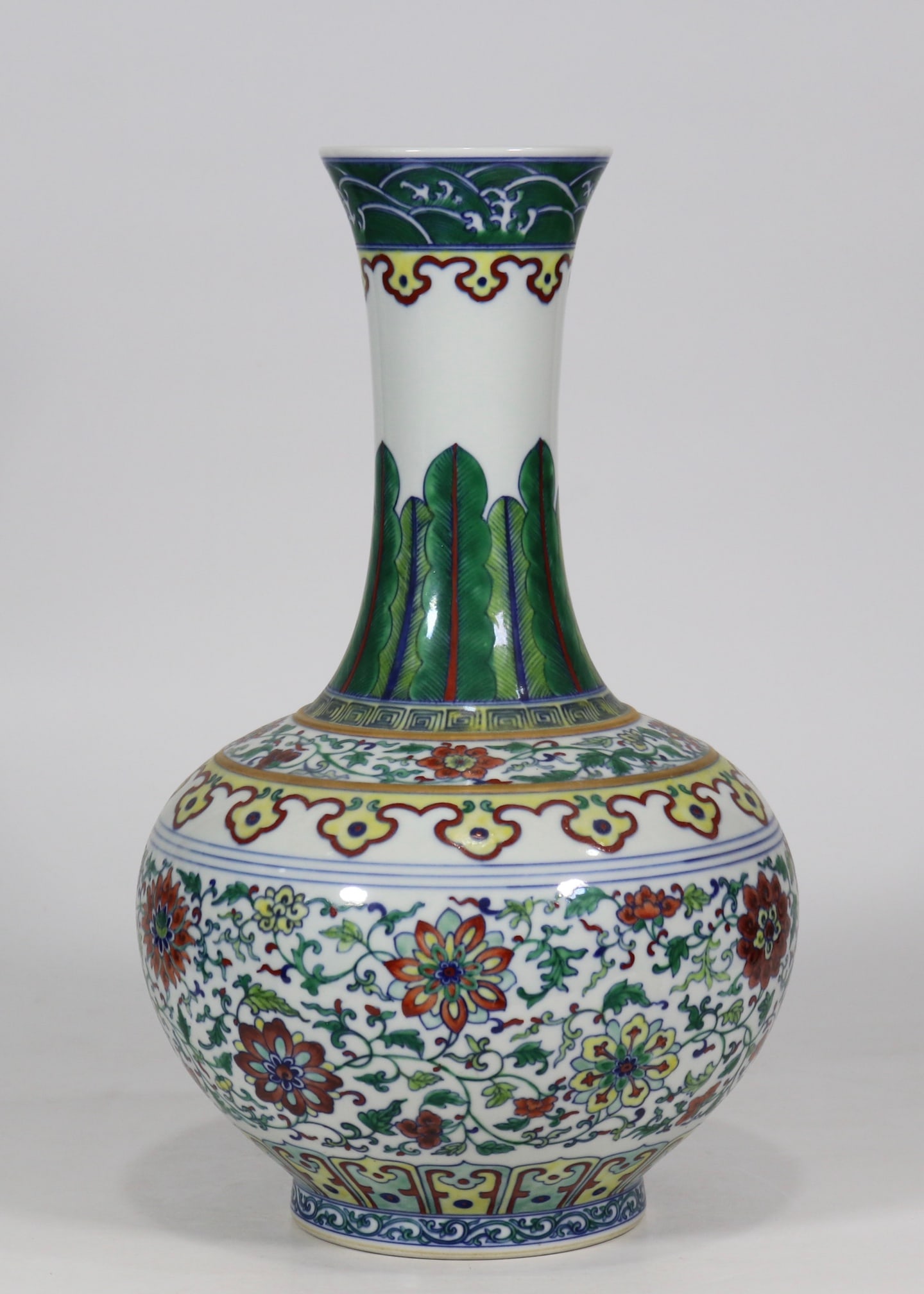 An Exquisite Doucai Lotus Pattern Seawater Pattern Vase: An Exquisite Doucai Lotus Pattern Seawater Pattern Vase Qing Dynasty, China Yongzheng Six-character Mark Size:39.5cmx22cm (The Dimensions Of All Batches Are Manually Measured.If You Need More