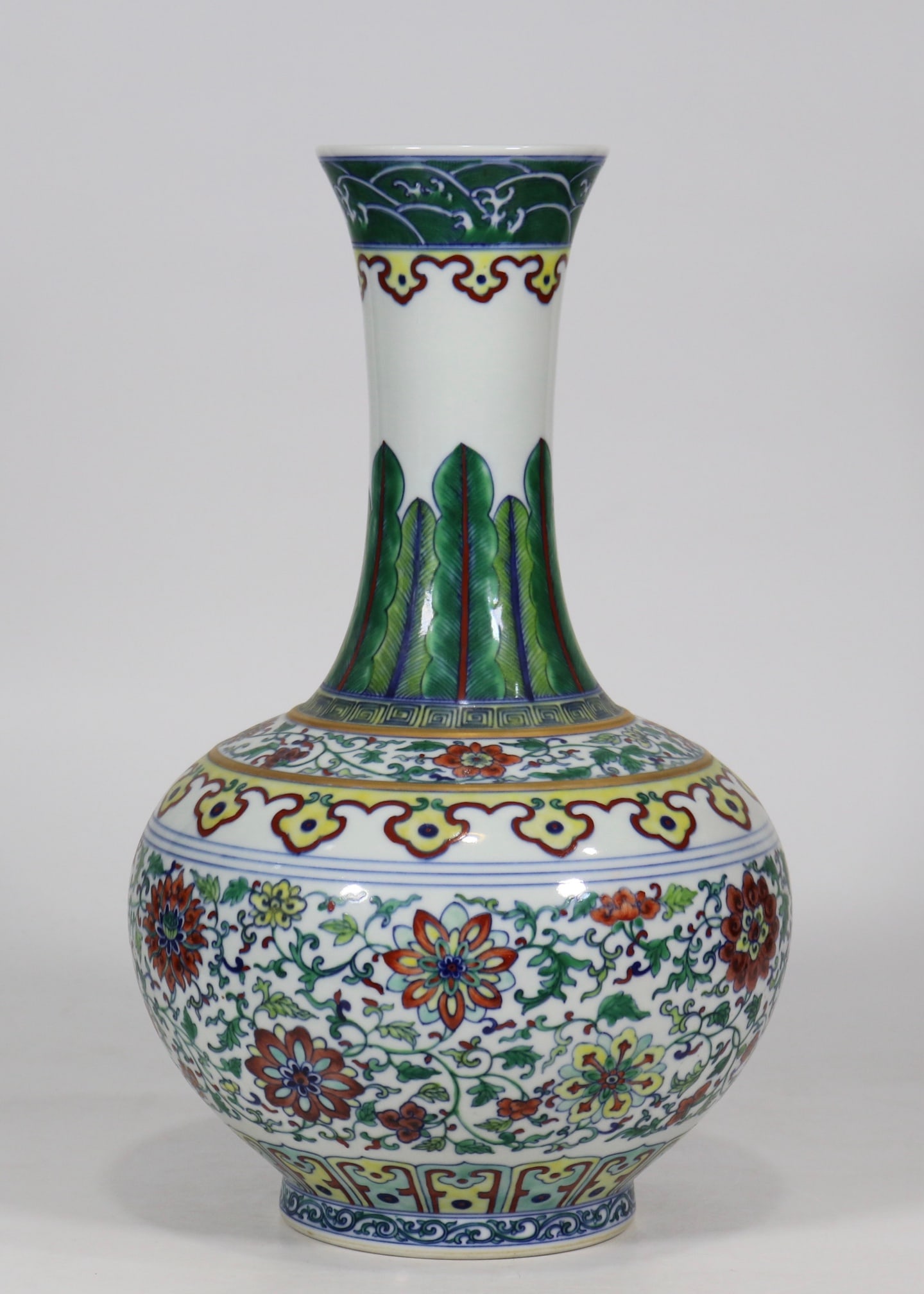 An Exquisite Doucai Lotus Pattern Seawater Pattern Vase - 3