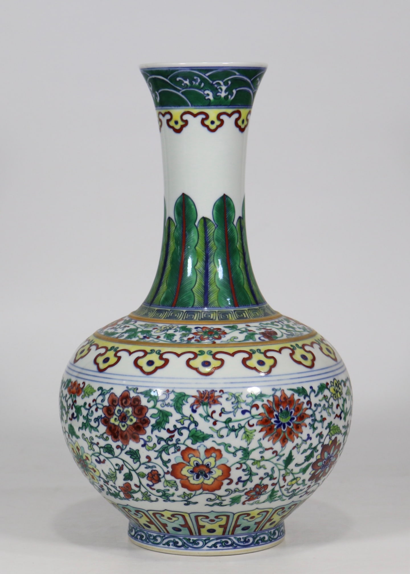 An Exquisite Doucai Lotus Pattern Seawater Pattern Vase - 4