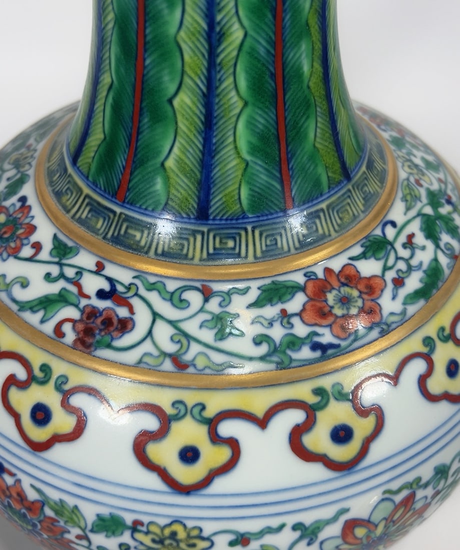 An Exquisite Doucai Lotus Pattern Seawater Pattern Vase - 6