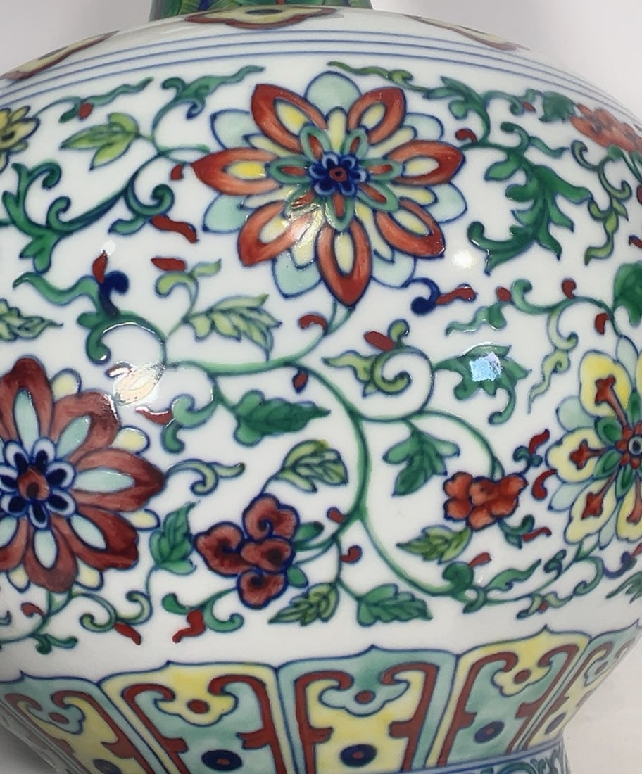 An Exquisite Doucai Lotus Pattern Seawater Pattern Vase - 7
