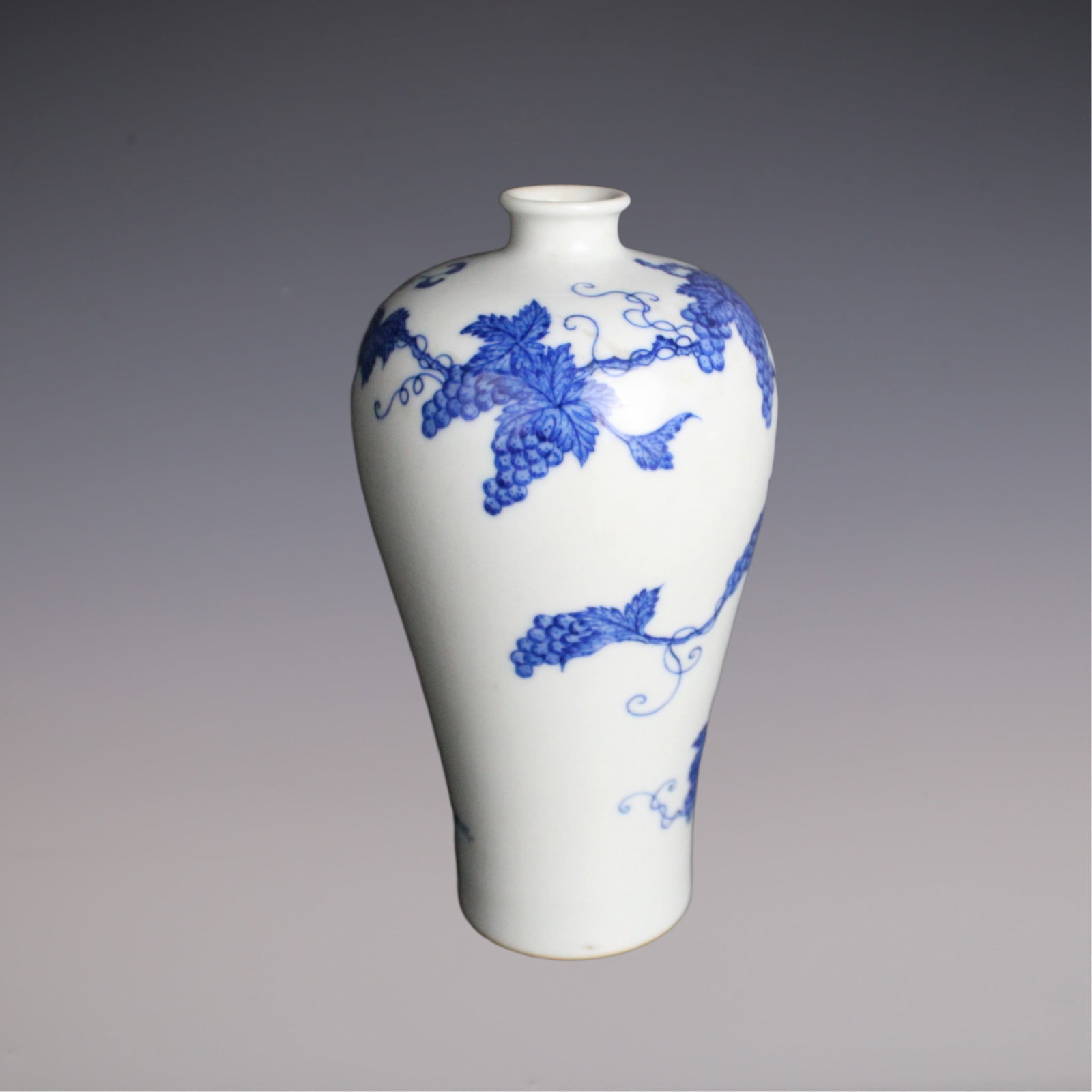 An Exquisite Blue and White Squirrel and Grapes Pattern Vase - 2