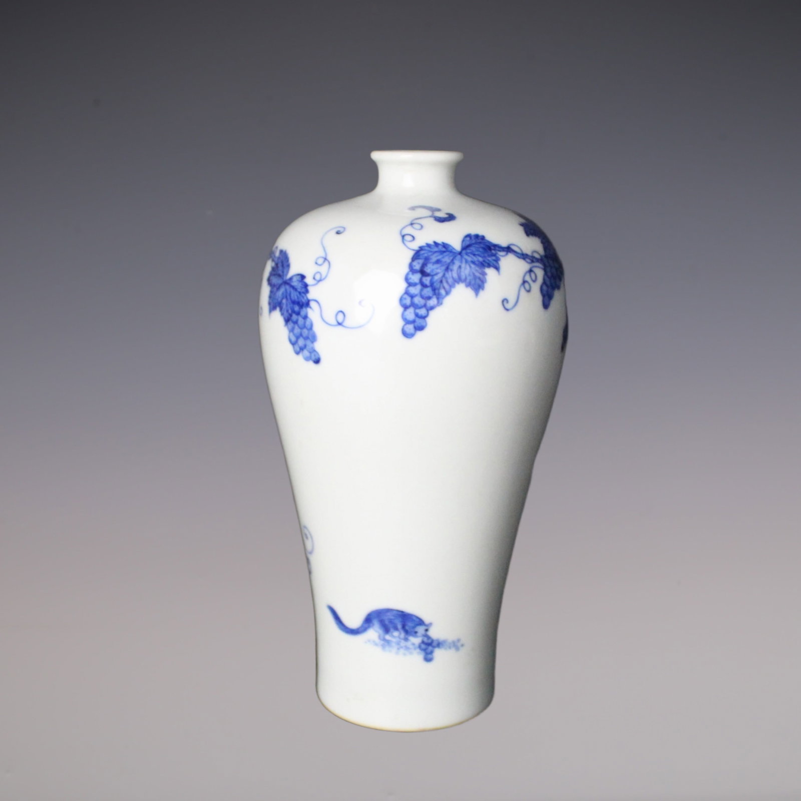 An Exquisite Blue and White Squirrel and Grapes Pattern Vase - 3