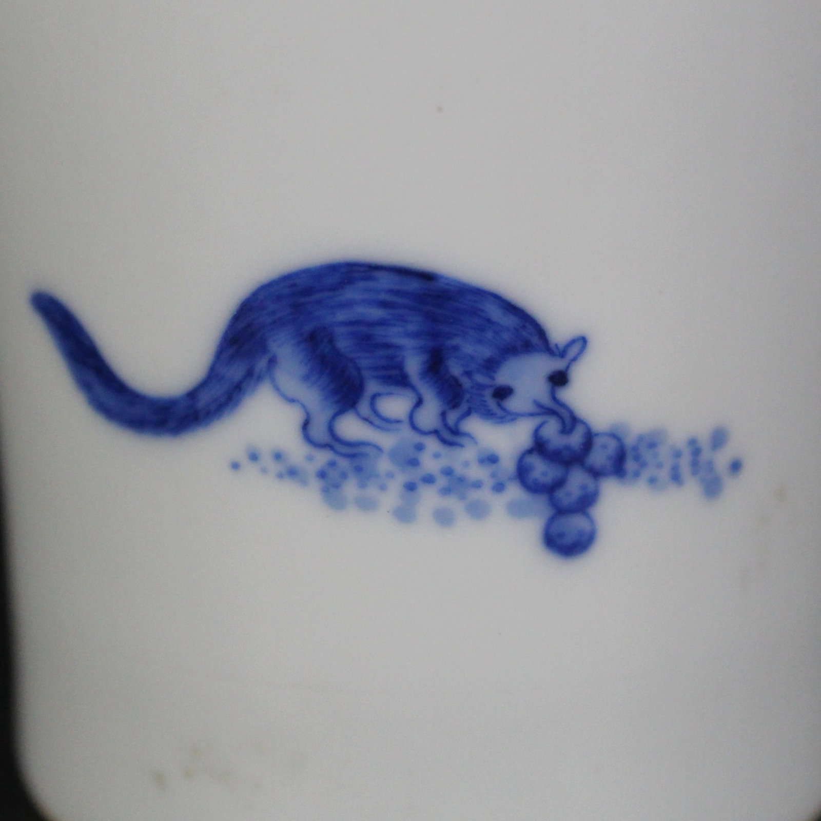 An Exquisite Blue and White Squirrel and Grapes Pattern Vase - 5