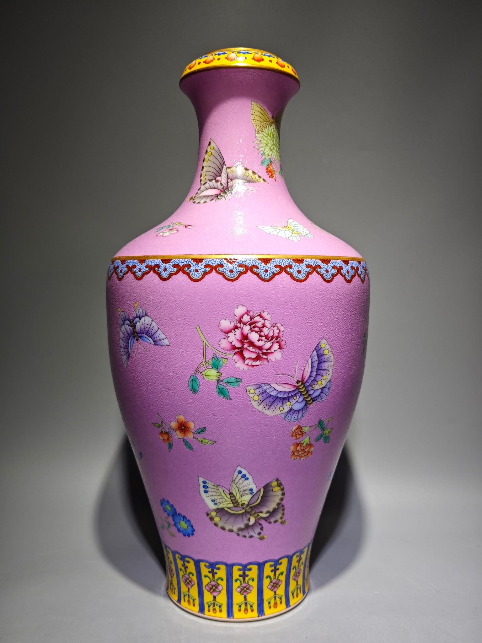 An Exquisite Enamel Flower and Butterfly Pattern Vase: An Exquisite Enamel Flower and Butterfly Pattern Vase Qing Dynasty, China Size:45.5cmx23cm (The Dimensions Of All Batches Are Manually Measured.If You Need More Detailed Information, Please Contact