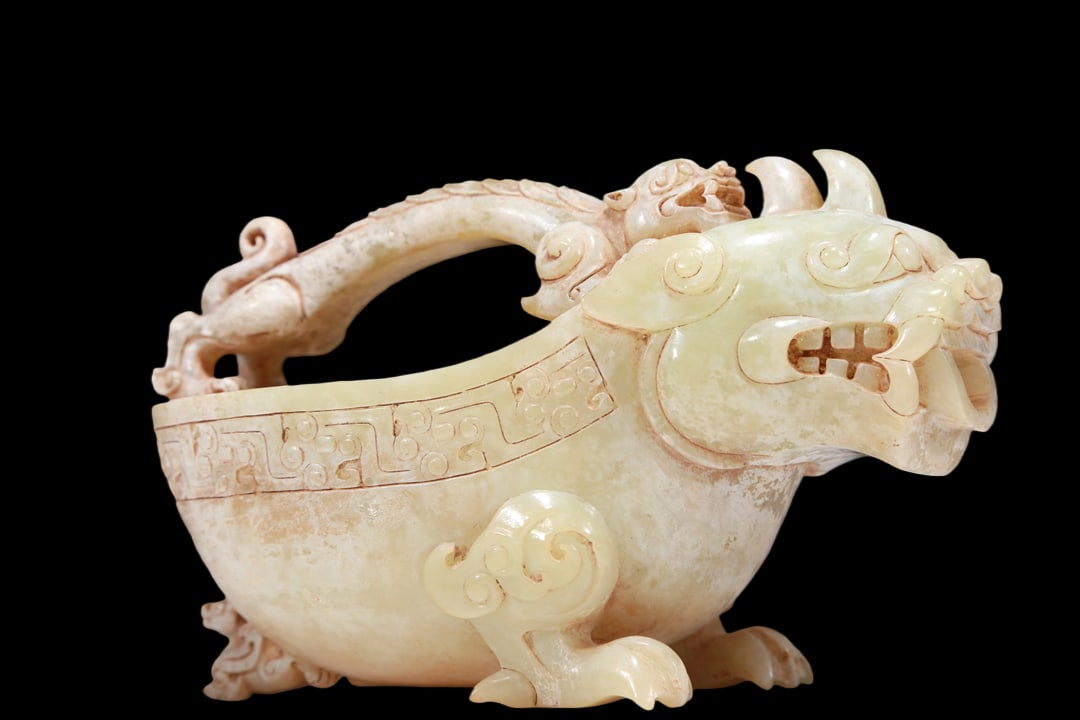 A Marvelous White Jade 'Auspicious Beast' Ewer - 2