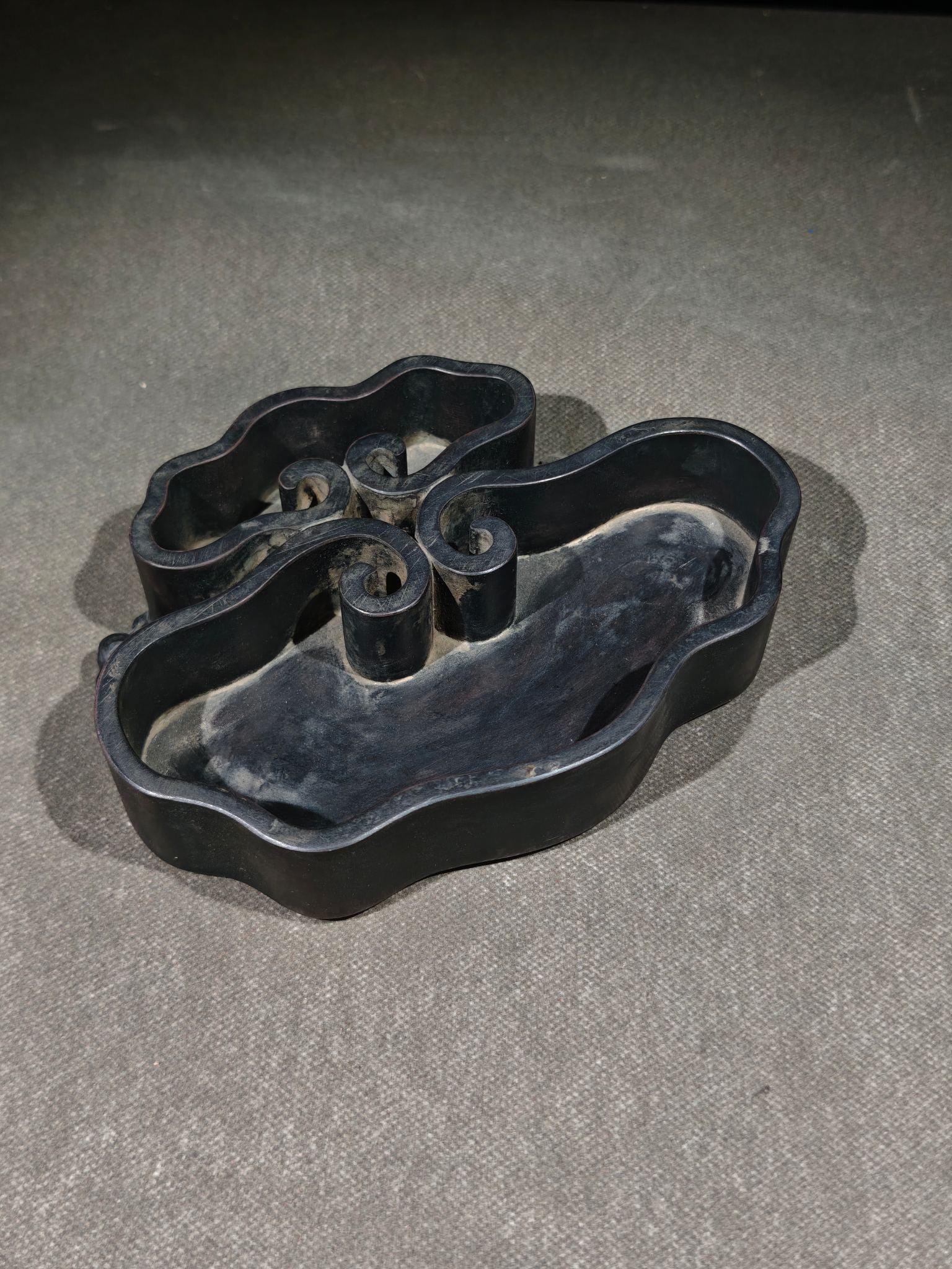 An Exquisite Ganoderma lucidum-Shaped with poem Inkstone: An Exquisite Ganoderma lucidum-Shaped with poem Inkstone Xu you Size:18.8cmx13.9cmx3.8cm (The Dimensions Of All Batches Are Manually Measured.If You Need More Detailed Information, Please Contact Our