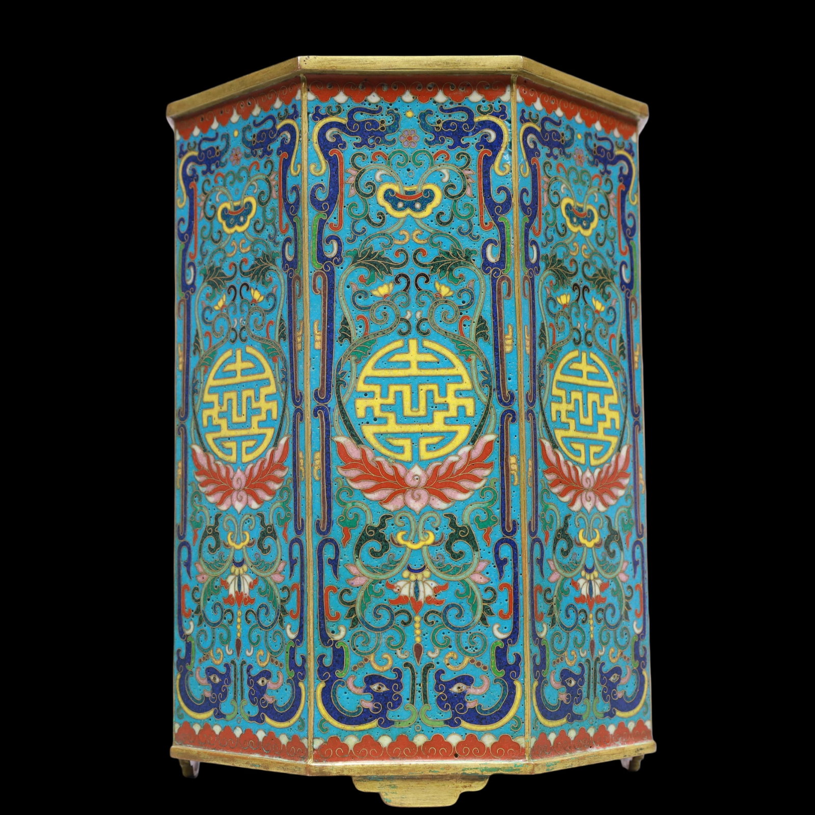 A Exquisite Cloisonne Lotus Pattern Brush Pot: A Exquisite Cloisonne Lotus Pattern Brush Pot Qing Dynasty, China Qianlong Four-character Mark Size:15cmx20cm Weight:1700g (The Dimensions Of All Batches Are Manually Measured.If You Need More