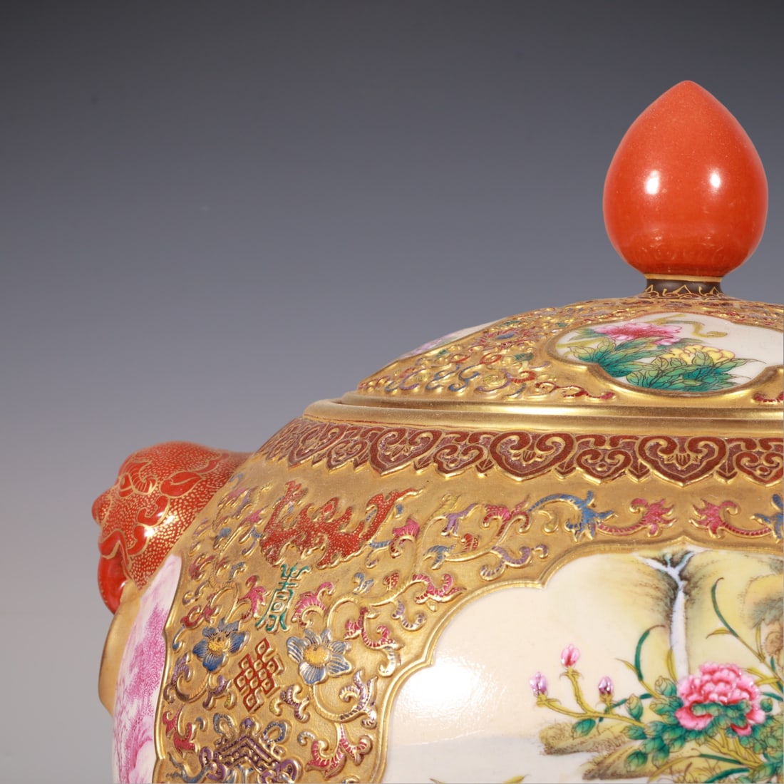 An Exquisite Enamel Lotus Pattern Flower and Bird Pattern Double-Ears Jar - 2