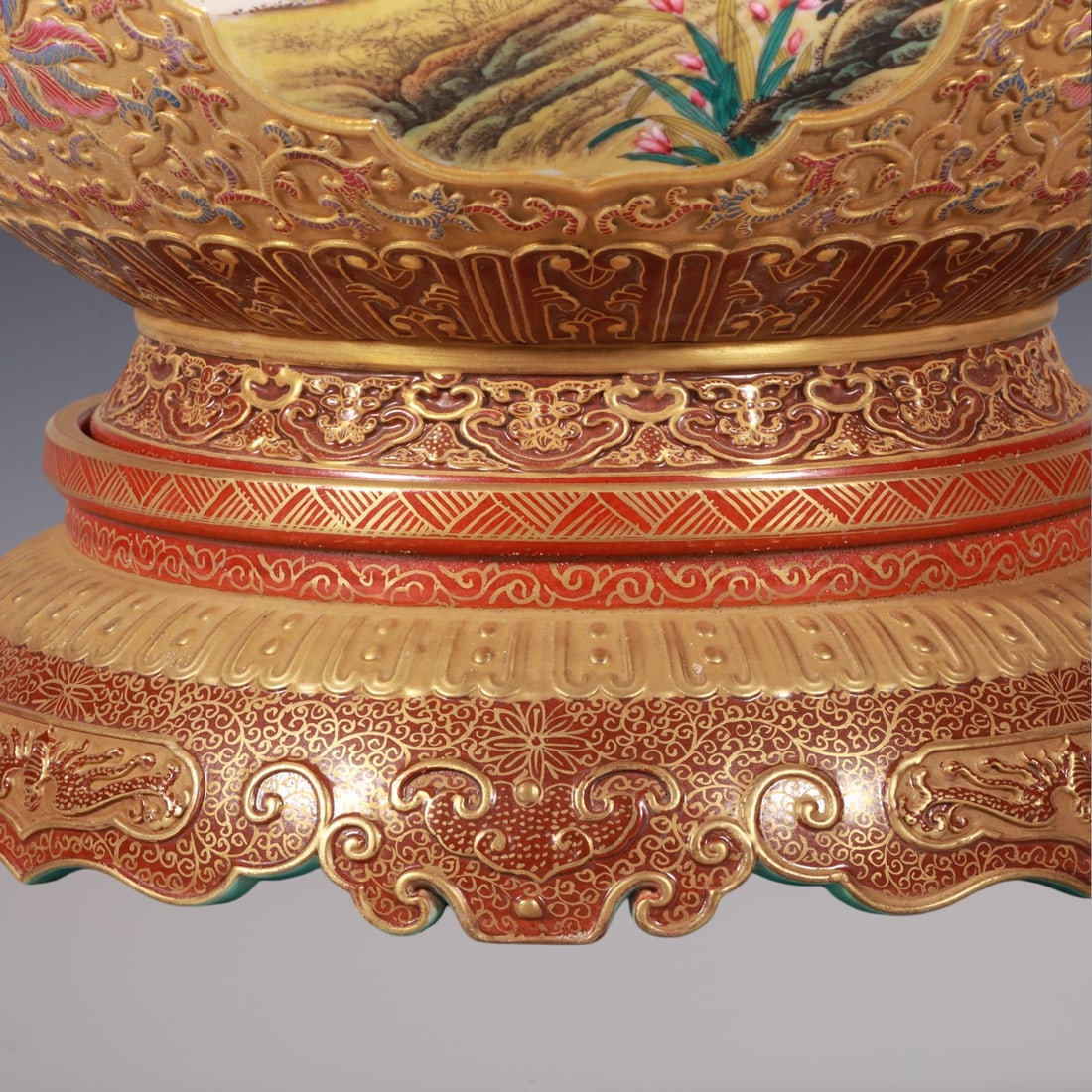 An Exquisite Enamel Lotus Pattern Flower and Bird Pattern Double-Ears Jar - 4