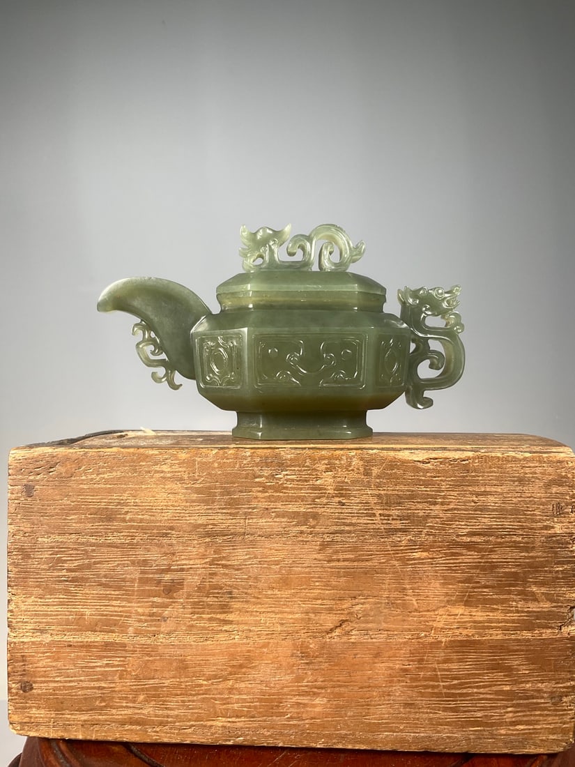 An Exquisite White Jade Dragon Pattern Teapot: An Exquisite White Jade Dragon Pattern Teapot the Republic of China Size:6.5cmx11cm Weight:143g (The Dimensions Of All Batches Are Manually Measured.If You Need More Detailed Information, Please