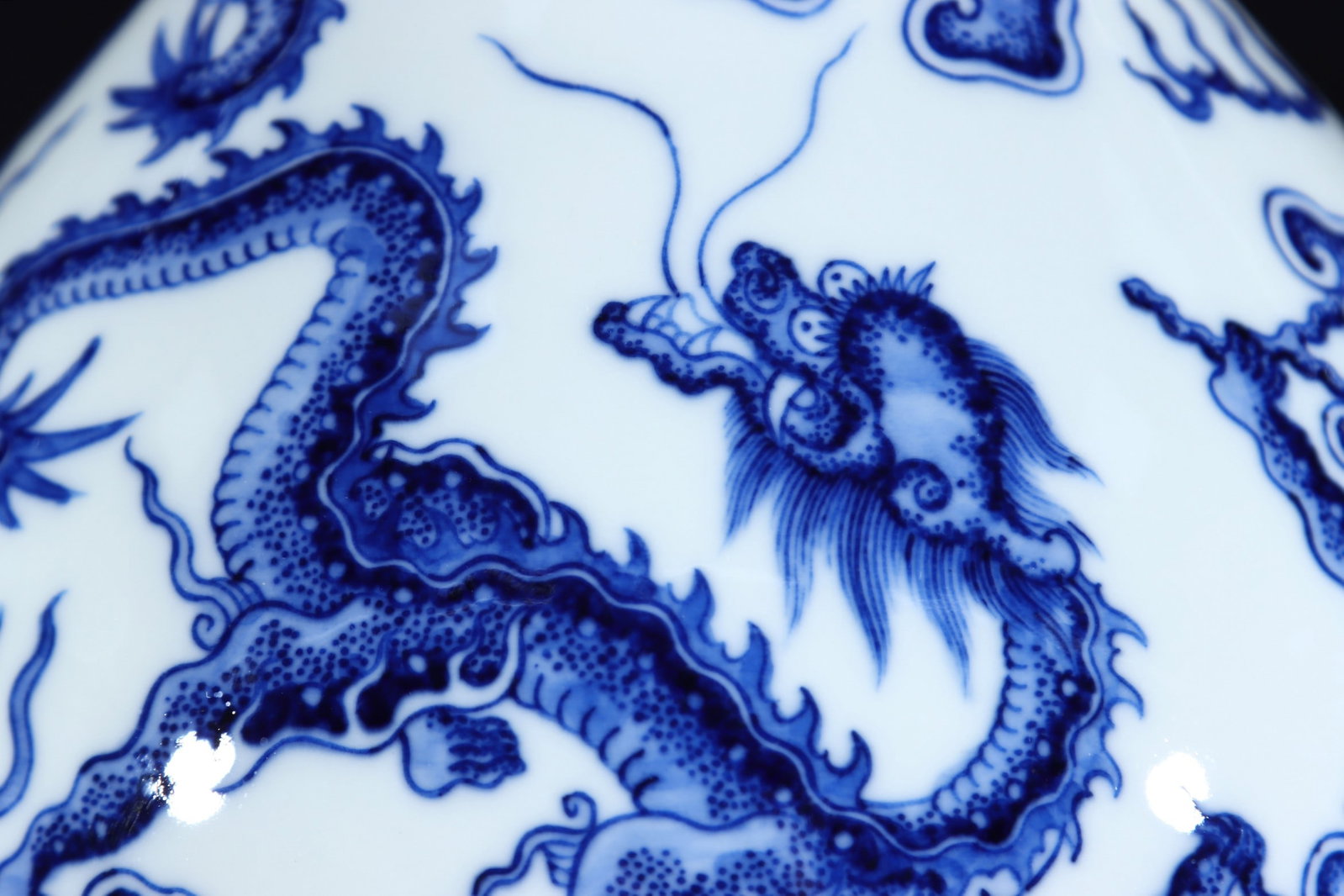 An Exquisite Blue and White Dragon Pattern Seawater Pattern Vase - 2