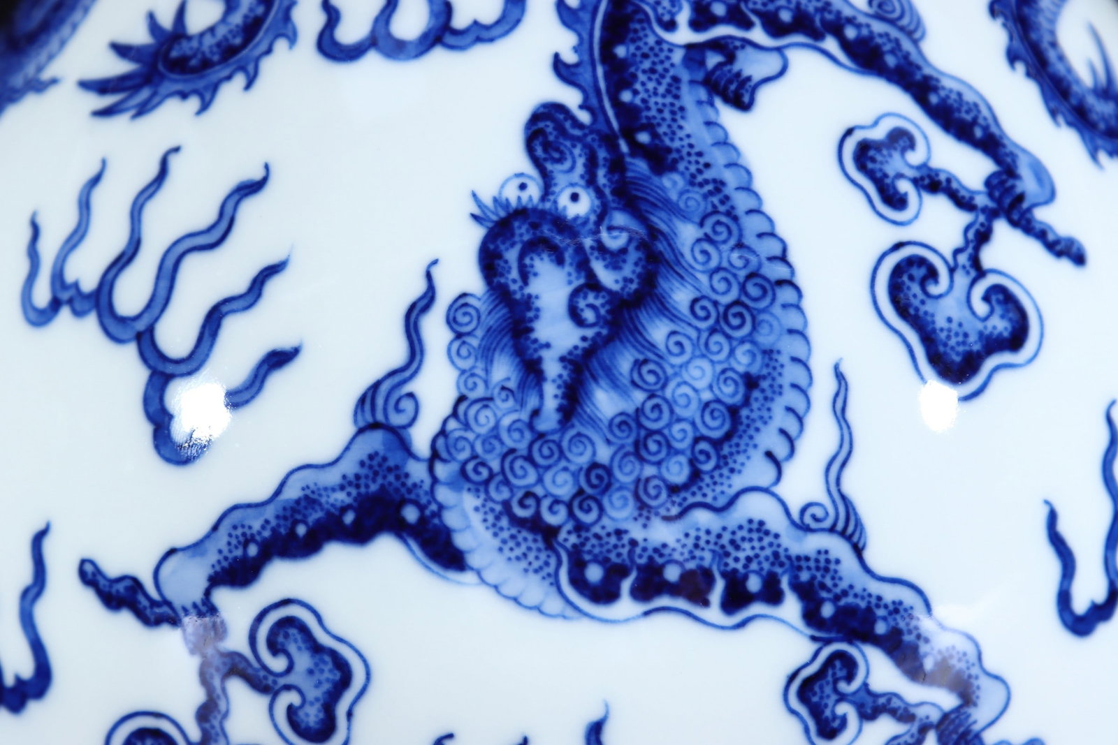 An Exquisite Blue and White Dragon Pattern Seawater Pattern Vase - 4