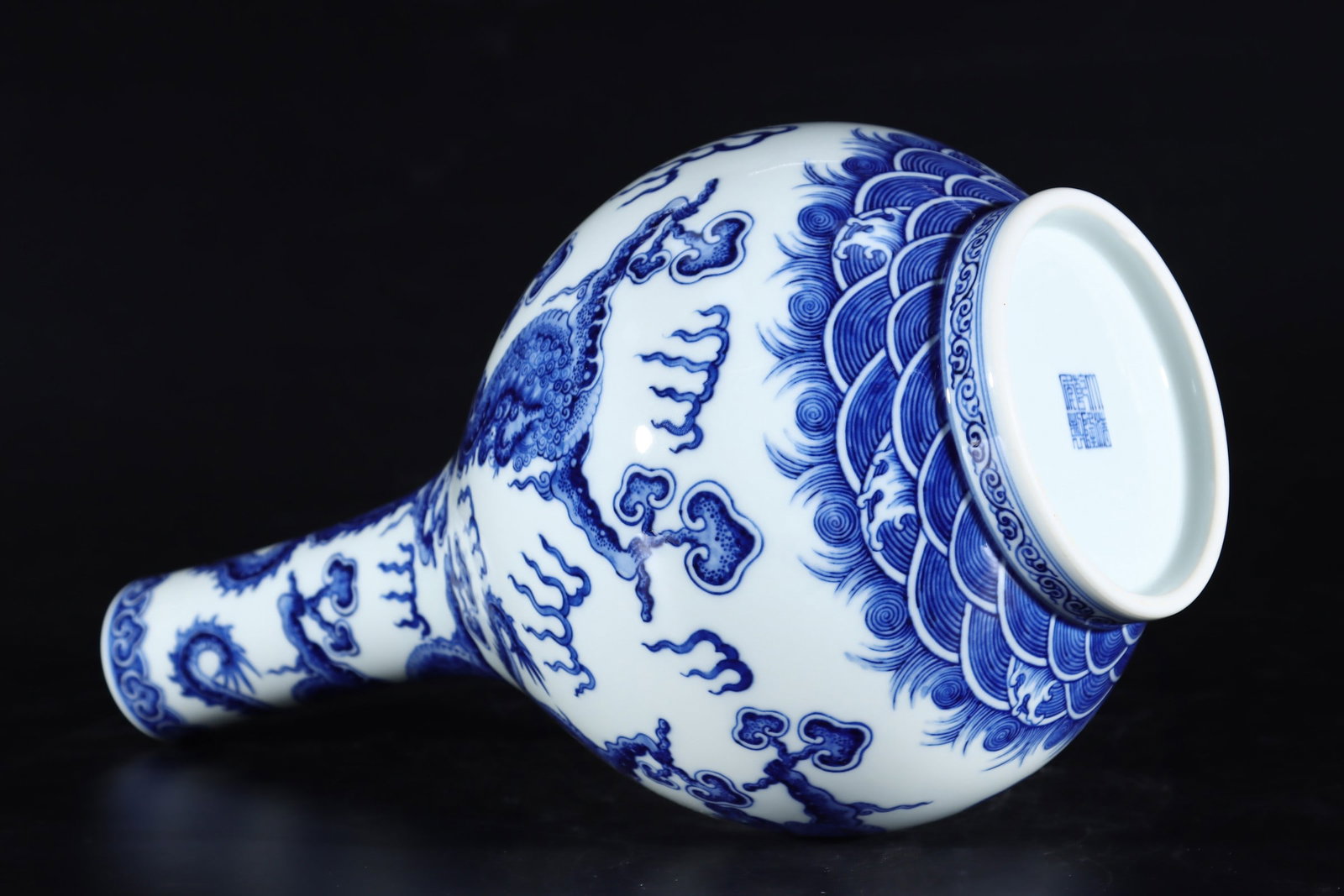 An Exquisite Blue and White Dragon Pattern Seawater Pattern Vase - 6