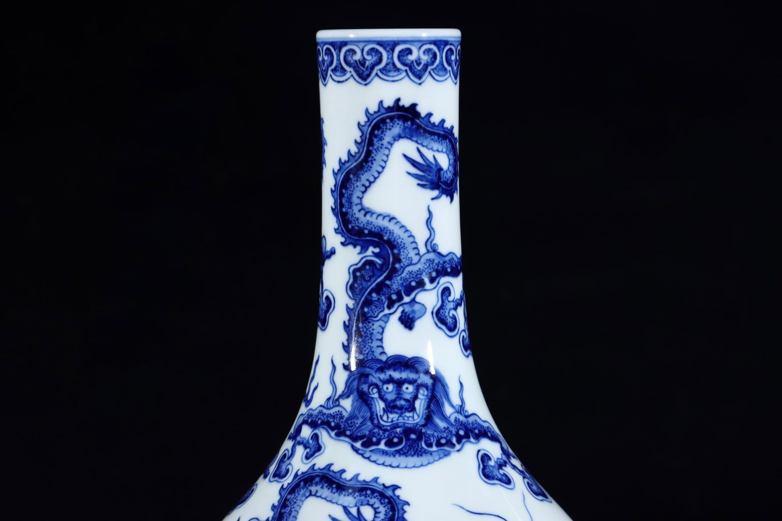 An Exquisite Blue and White Dragon Pattern Seawater Pattern Vase - 7