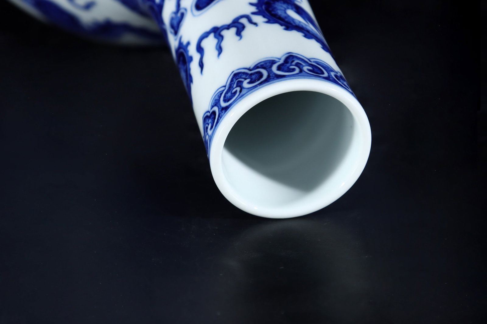 An Exquisite Blue and White Dragon Pattern Seawater Pattern Vase - 8