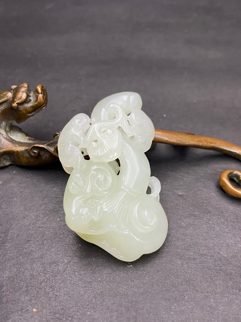 An Exquisite White Jade Ruyi Pendant: An Exquisite White Jade Ruyi Pendant Qing Dynasty, China Size:6.19cmx3.42cmx1.77cm Weight:40g (The Dimensions Of All Batches Are Manually Measured.If You Need More Detailed Information, Please